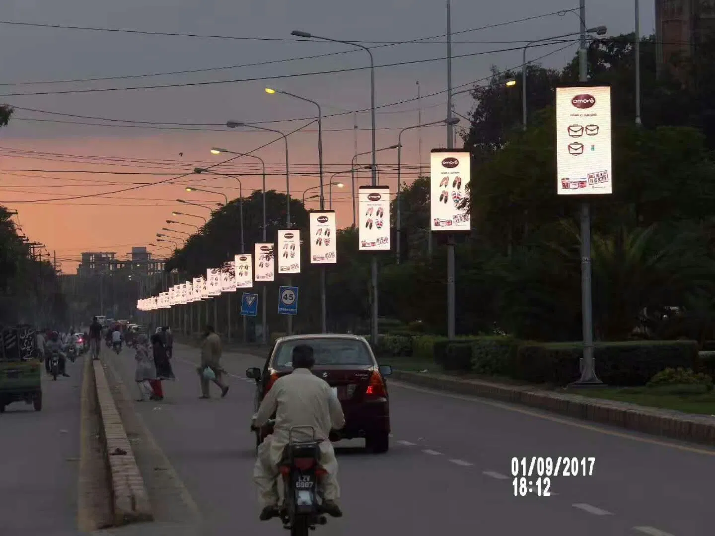 P4 Outdoor LED Billboard Solar Pole Light LED Displays Street Pole Advertising Road Light Pole LED Screen