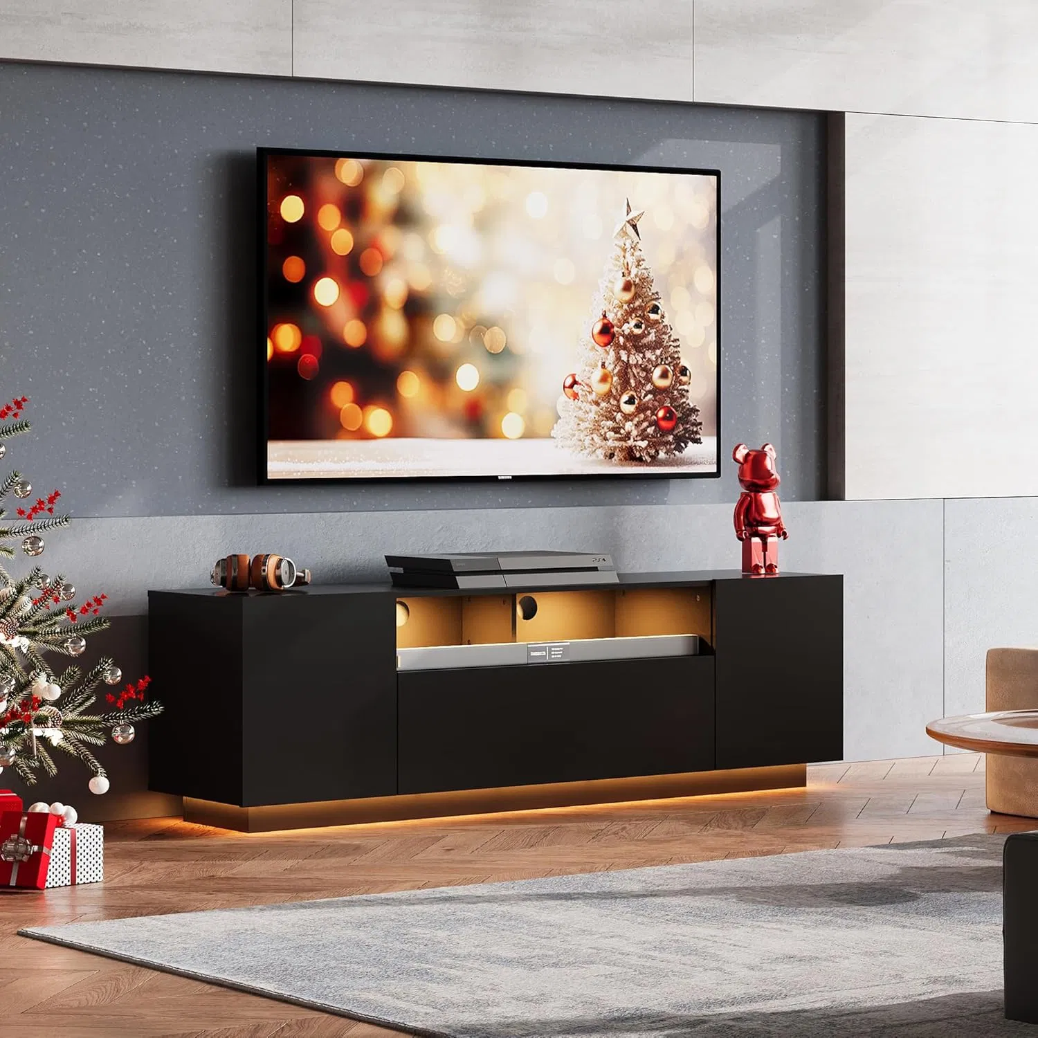 Centro de entretenimiento de televisión contemporáneo con chimenea LED realista y amplio espacio de almacenamiento
