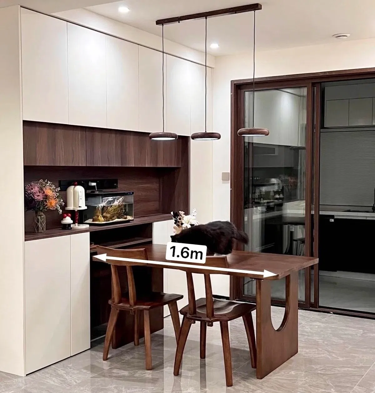 Sala de estar blanca, cocina, comedor, armario de cocina, estilo moderno, melamina personalizada, chapa de roble, armario de cocina acanalado, gran buffet, aparador