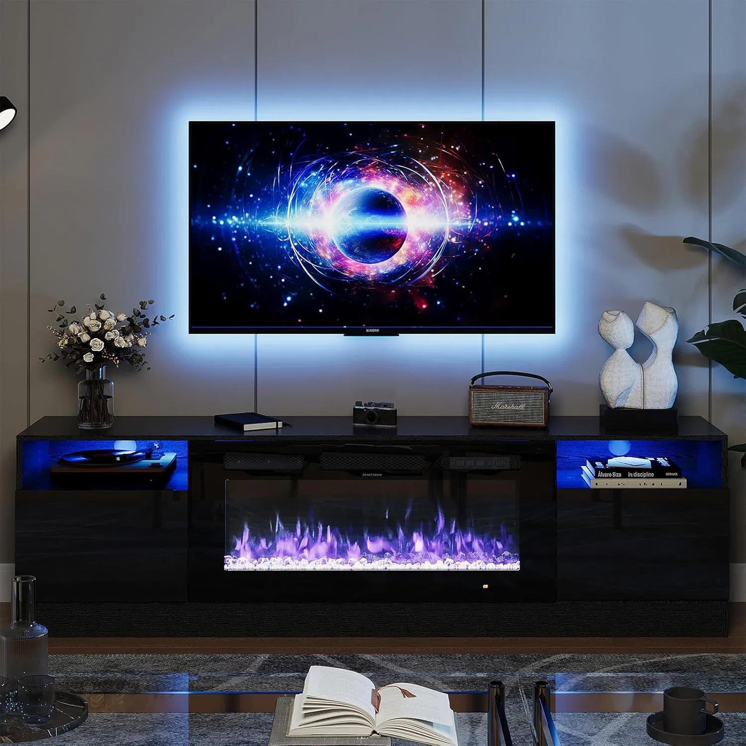 Centro de entretenimiento de televisión contemporáneo con chimenea LED realista y amplio espacio de almacenamiento