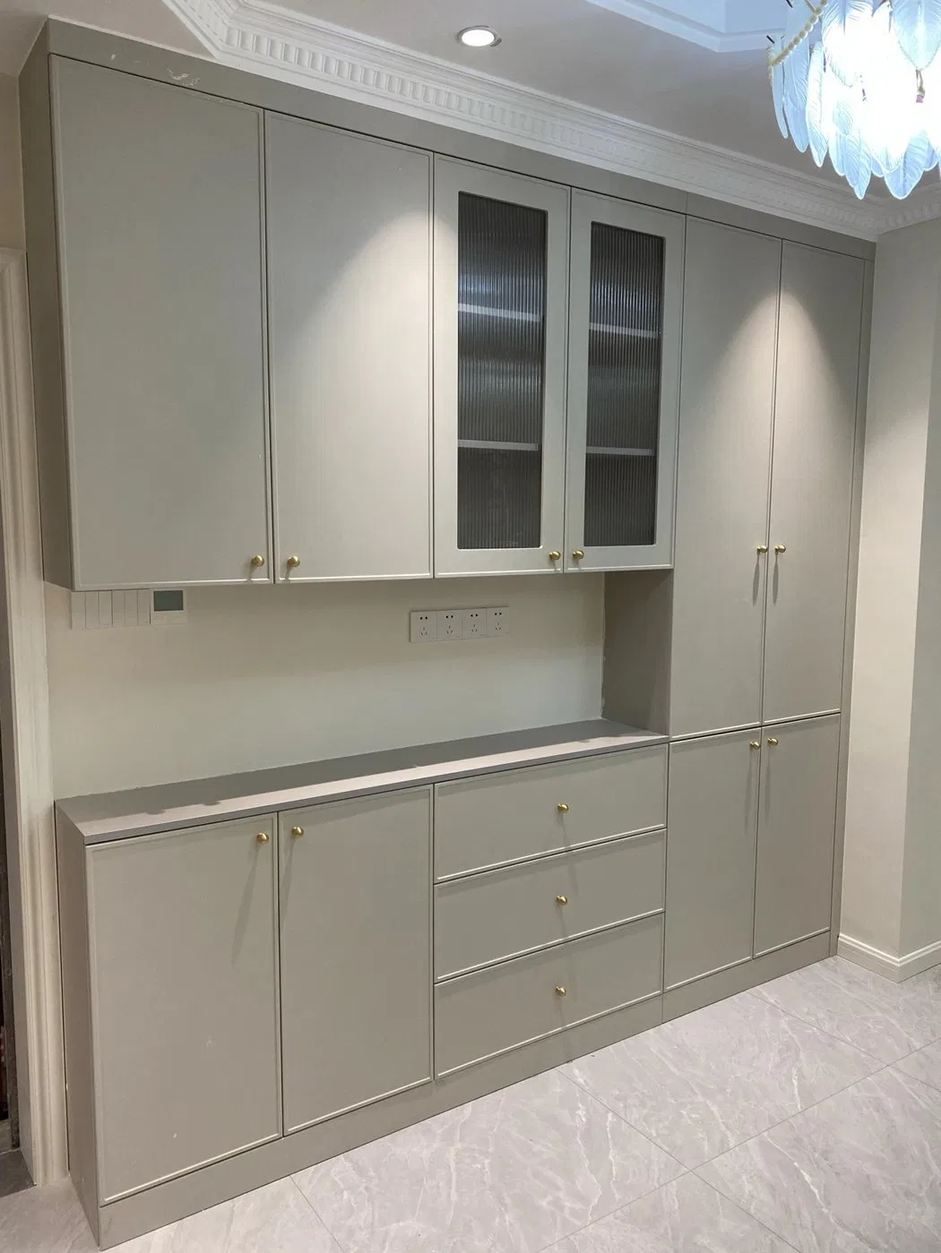 Marco de lujo de estilo chino antiguo Art Deco Barroco con vidrio para habitación, madera, mármol, metal y cuero de silla, gabinete buffet lateral con tambor