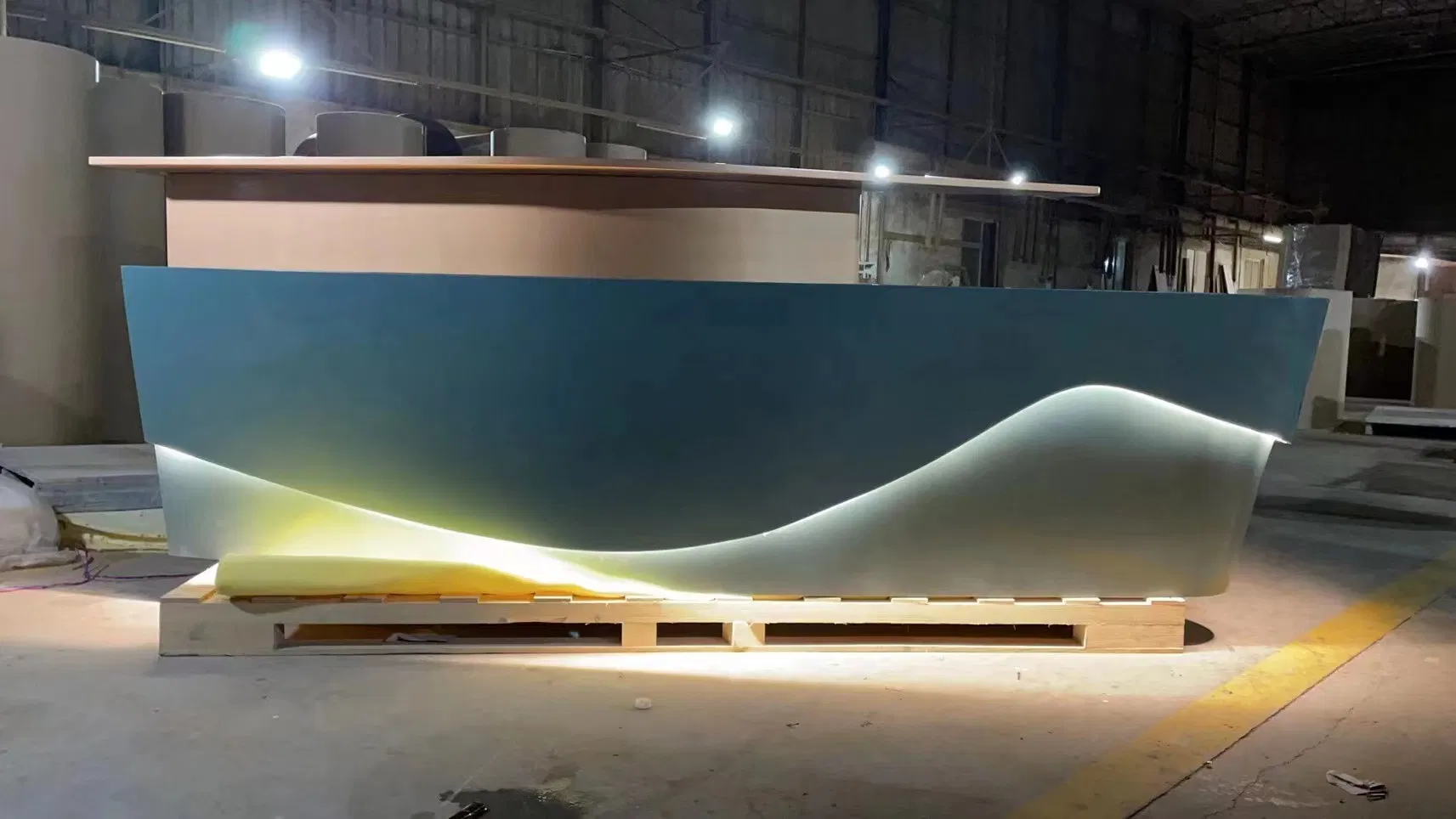 Mesa de recepción de oficina blanca, mostrador de salón de belleza de diseño moderno en madera