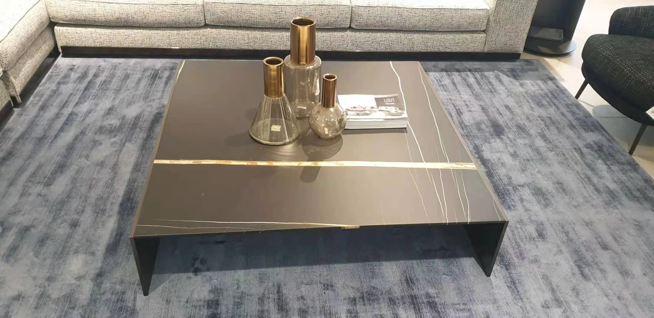 Mesa de noche moderna pequeña de mármol natural con acero inoxidable recubierto de gris