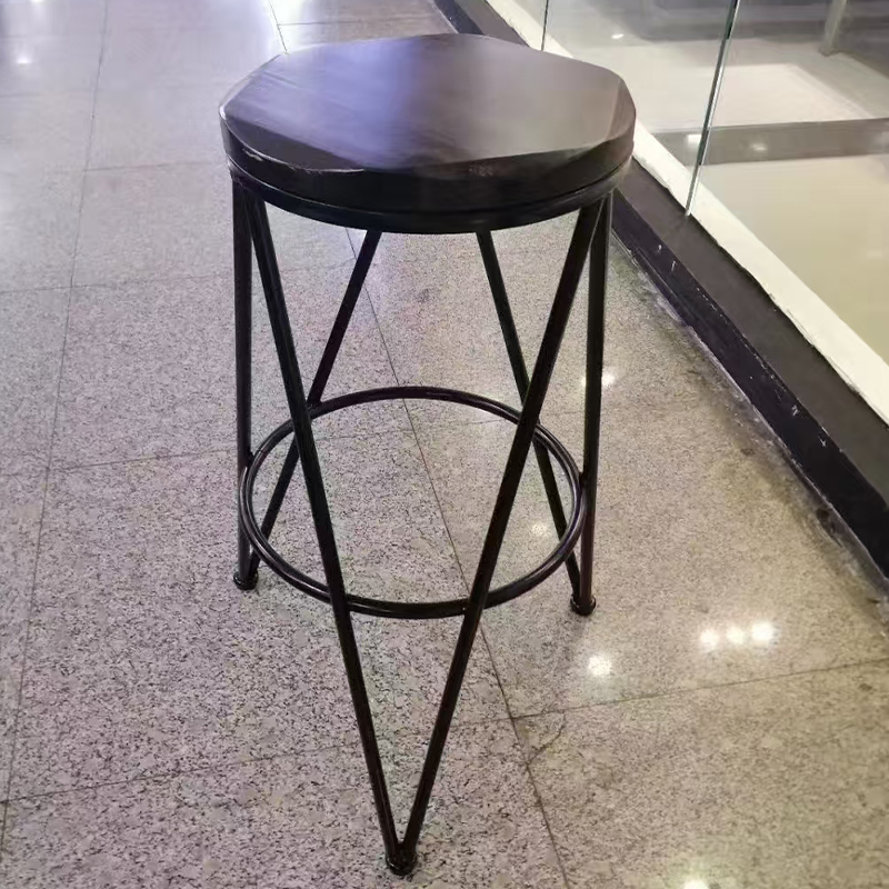 Taburete moderno para un hogar versátil y elegante bar de restaurante