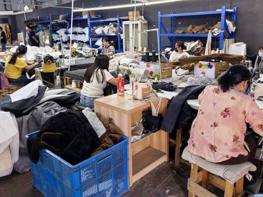Costura de tapicería de muebles en taller Janey Home