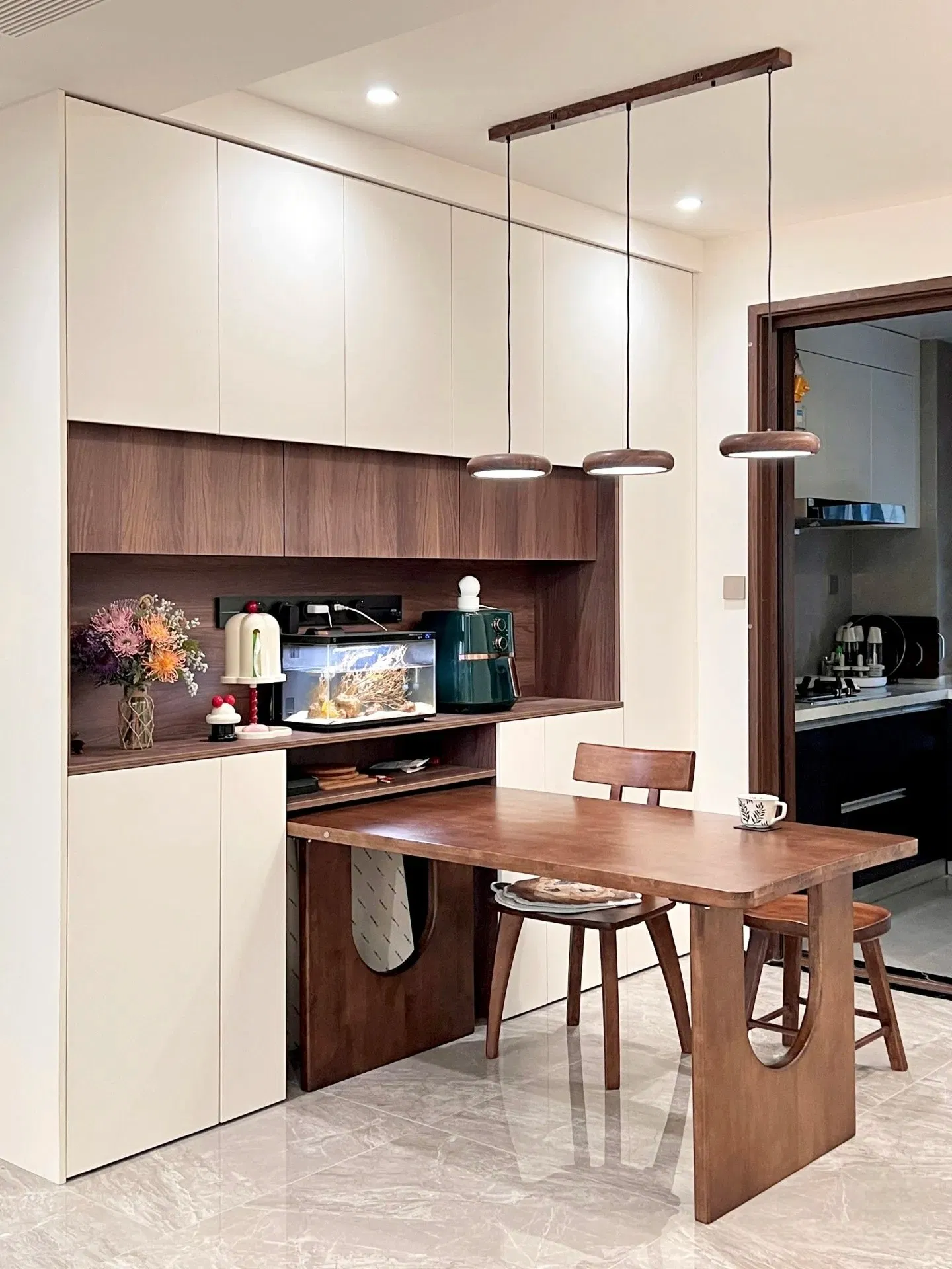 Sala de estar blanca, cocina, comedor, armario de cocina, estilo moderno, melamina personalizada, chapa de roble, armario de cocina acanalado, gran buffet, aparador