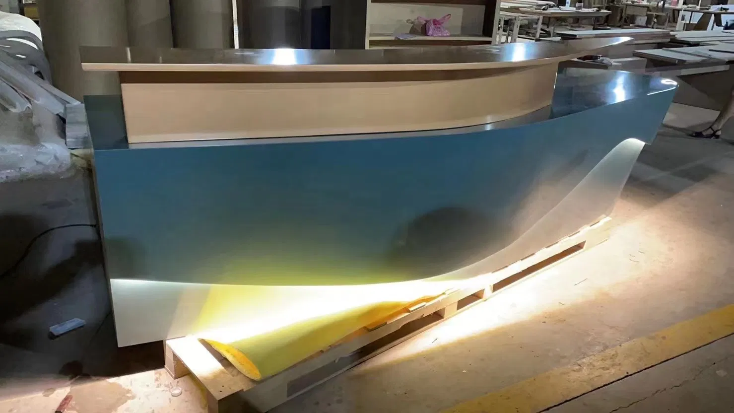 Mesa de recepción de oficina blanca, mostrador de salón de belleza de diseño moderno en madera