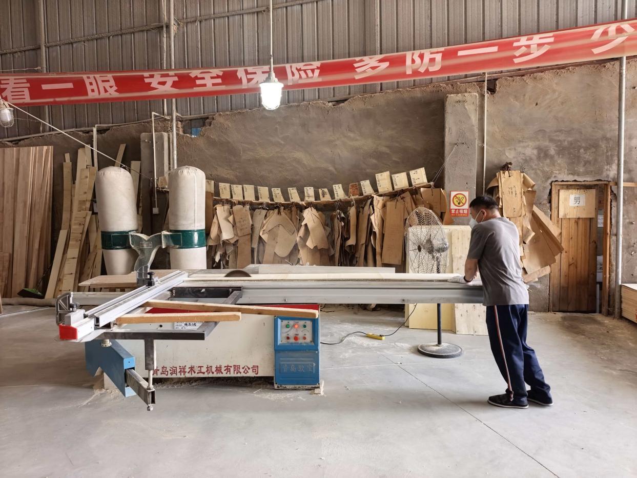 Proceso de corte de materiales en la fábrica de muebles Janey Home