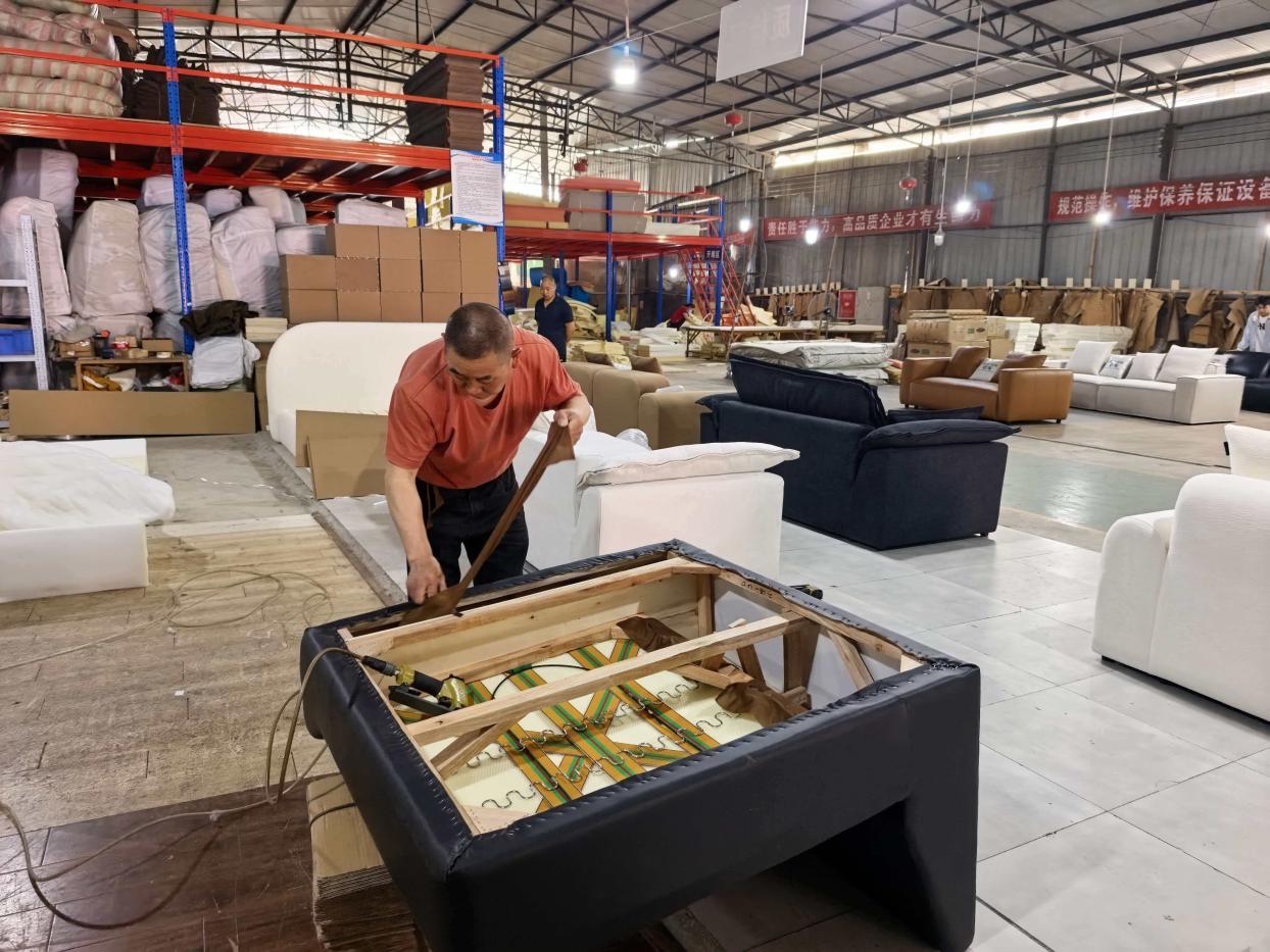 Ensamblaje final de muebles en la fábrica Janey Home Foshan