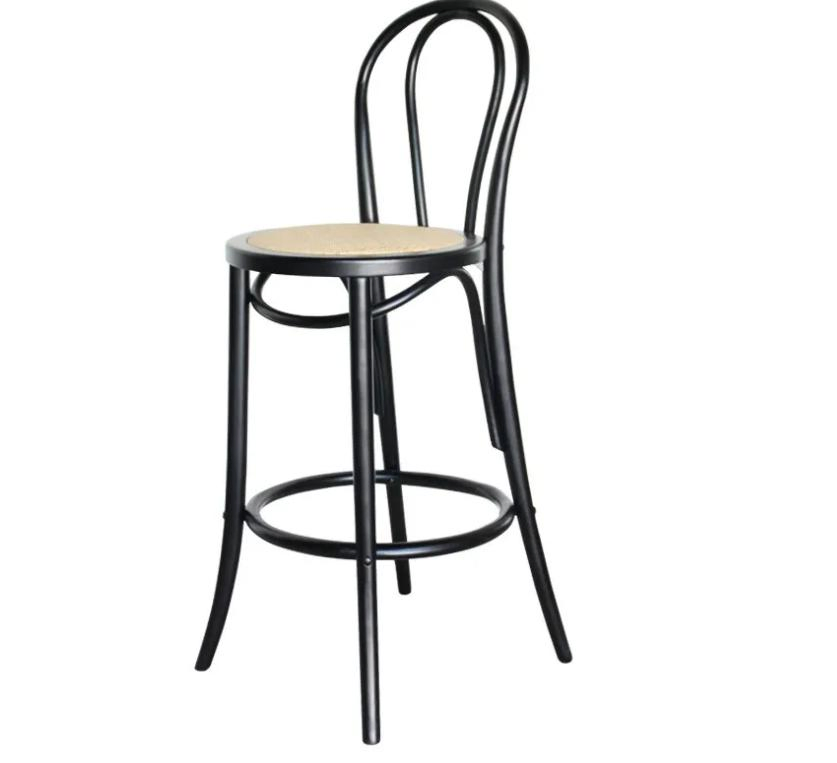Taburete de bar de madera contrachapada de color natural estilo granja con asiento de ratán, silla de altura de mostrador de madera maciza
