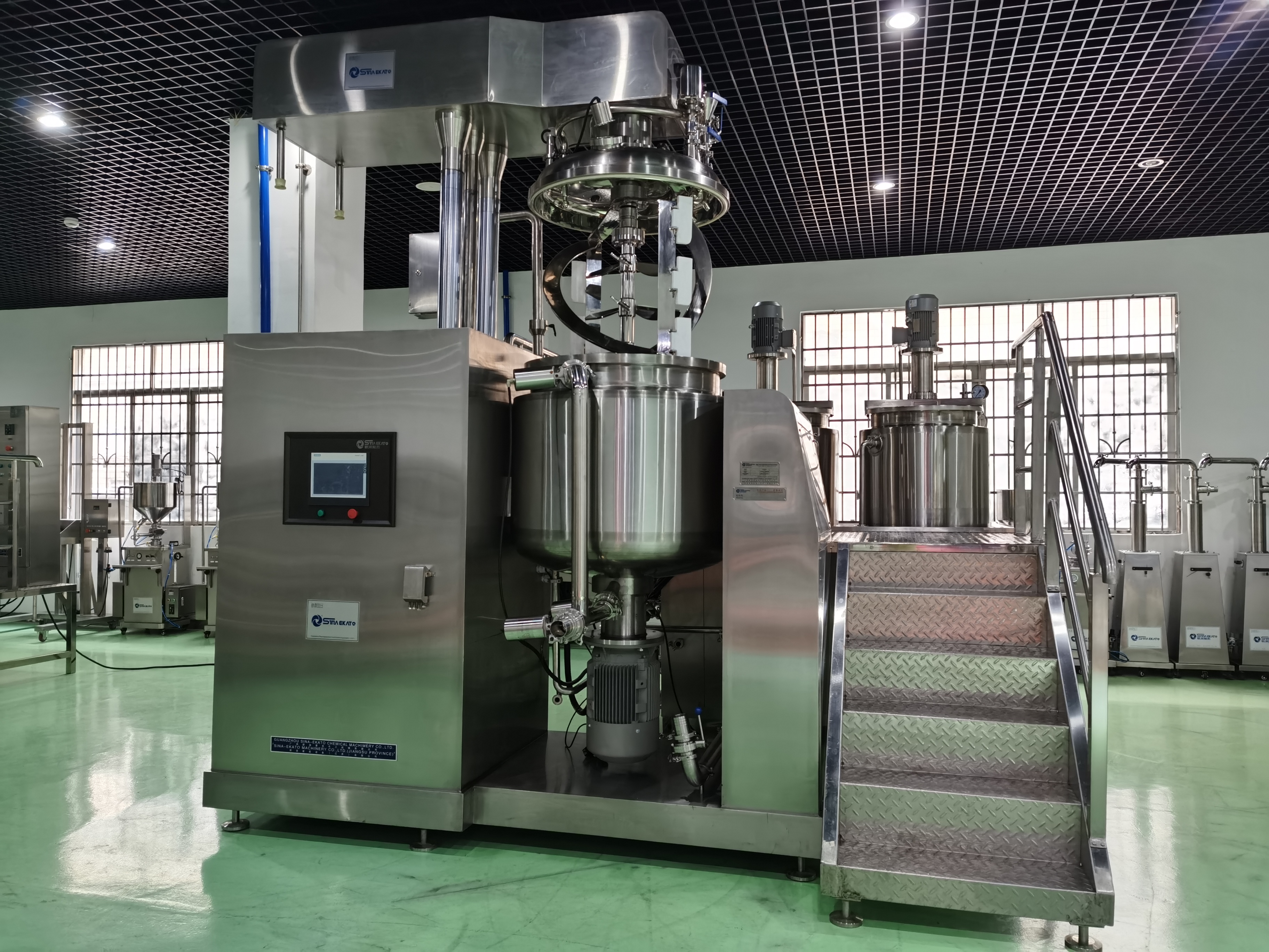 High Productivity Cosmetics Manufacturing Equipment Vacuum Emulsifying Mixer Machine Skin Lightening Cream Emulsifying Machine