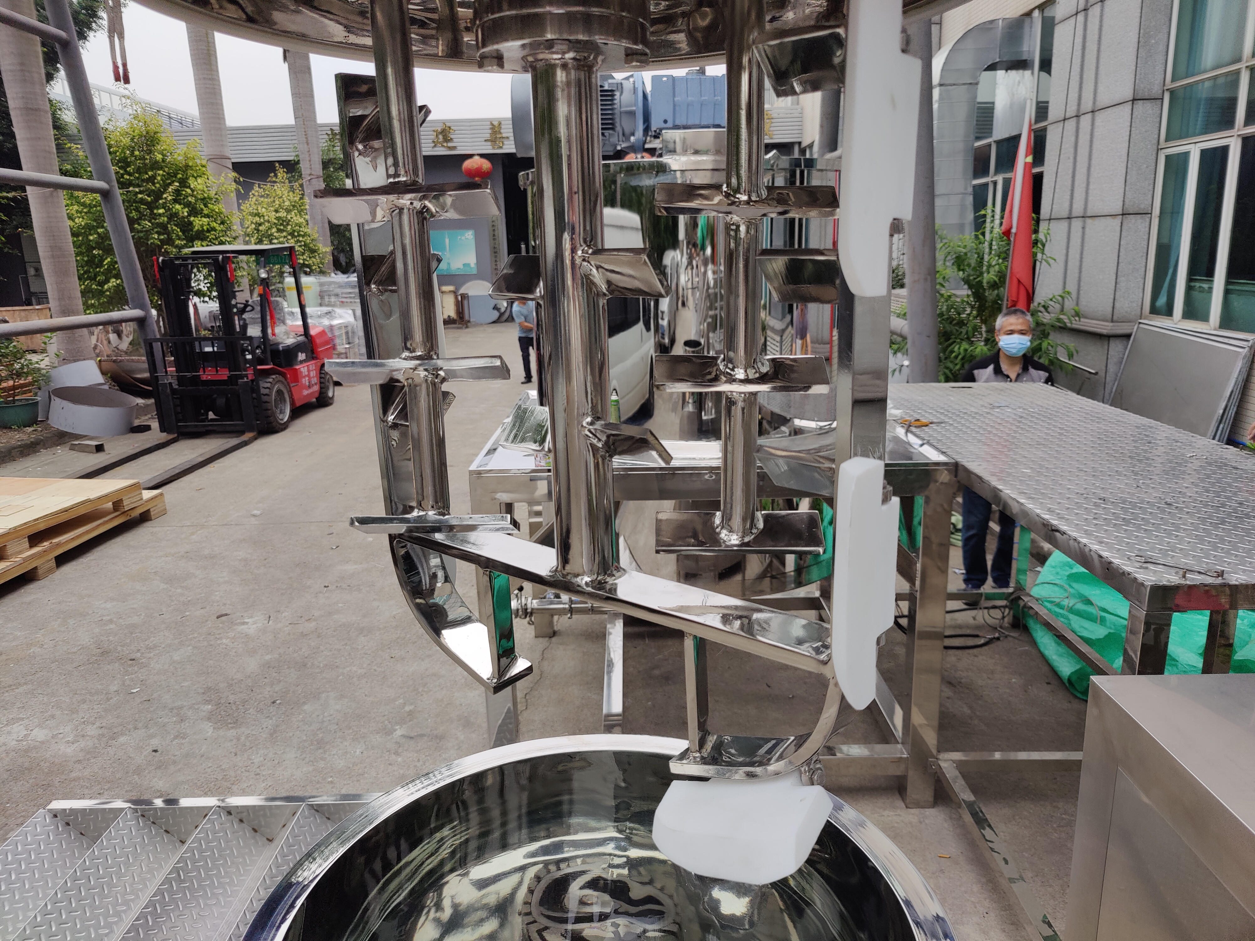Cosmetic Cream Production Line Equipment with 100 L Vacuum Homogenizing Emulsifying Mixing Gear Featuring Core Motor Component