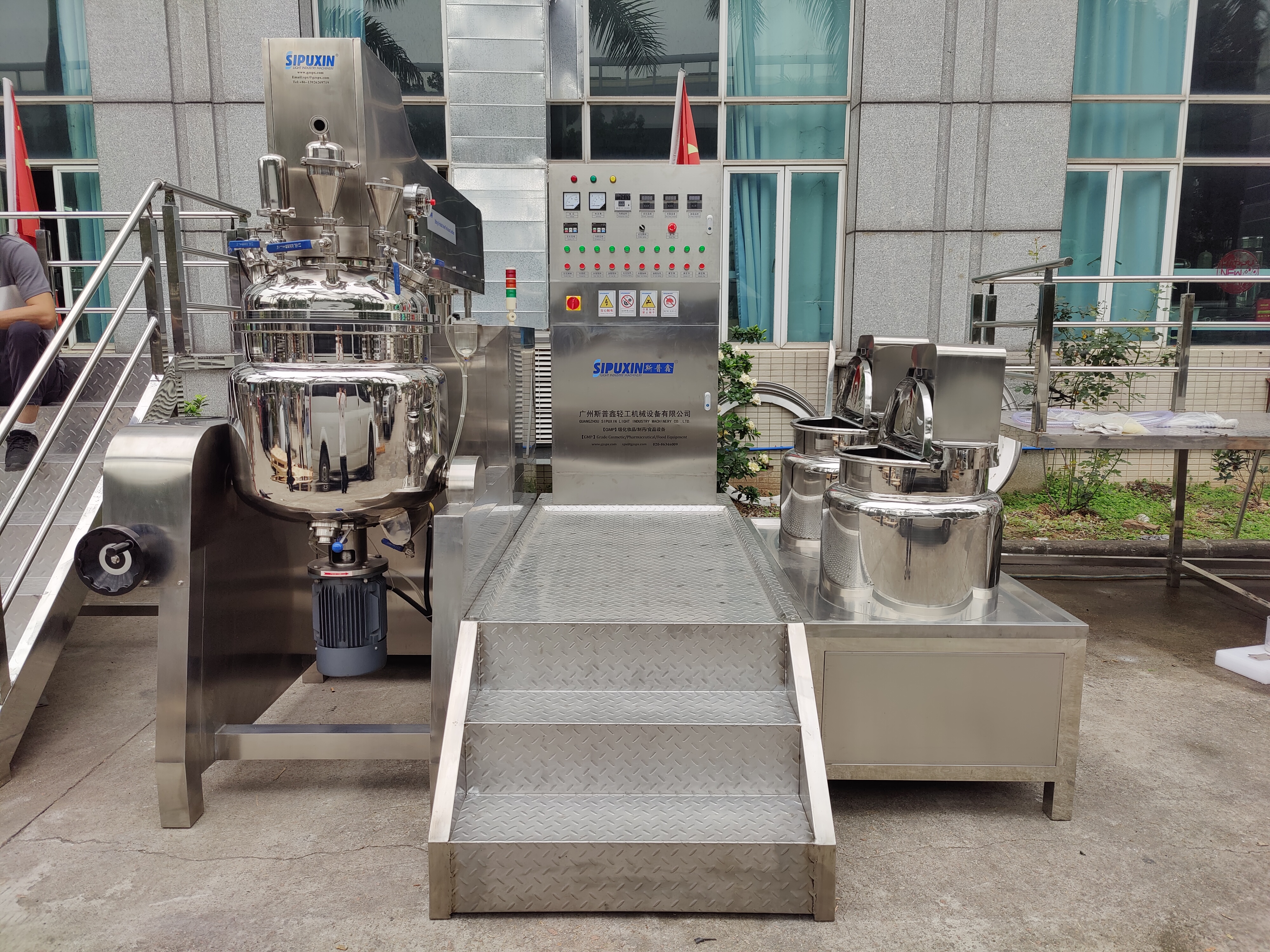 Cosmetic Cream Production Line Equipment with 100 L Vacuum Homogenizing Emulsifying Mixing Gear Featuring Core Motor Component