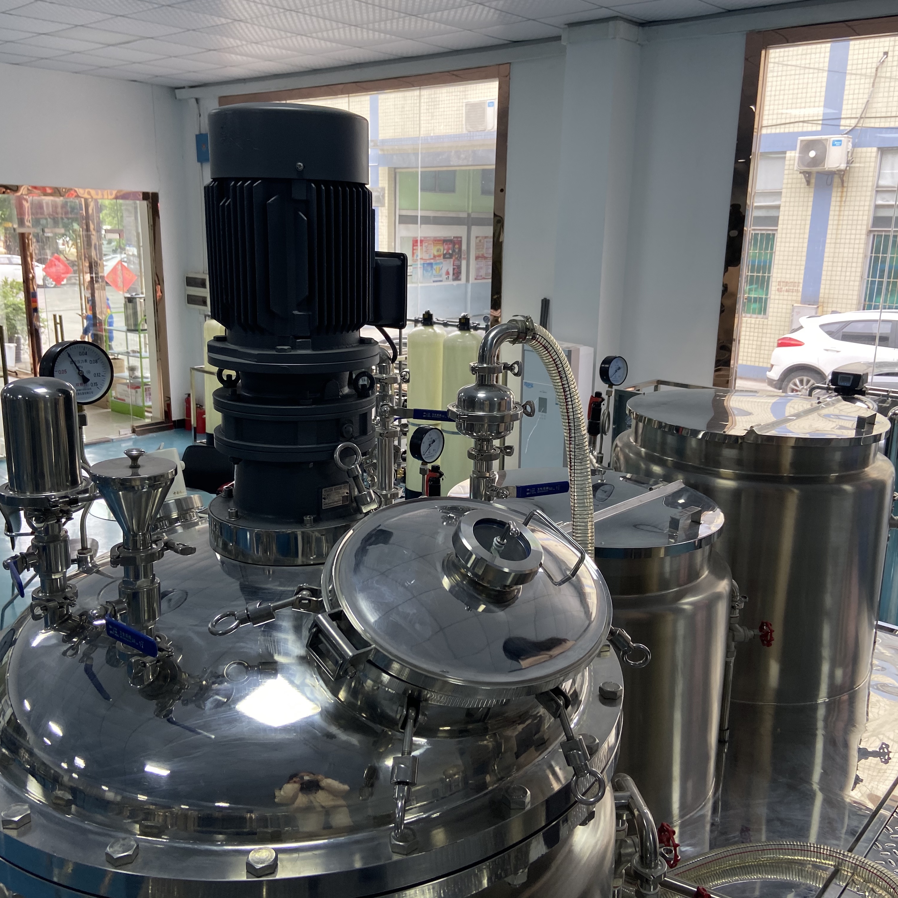 CE Cosmetic Making Machine Cream Mixer Mixing Emulsifying Cooling Electric or Steam Heating Cosmetics Production Equipment