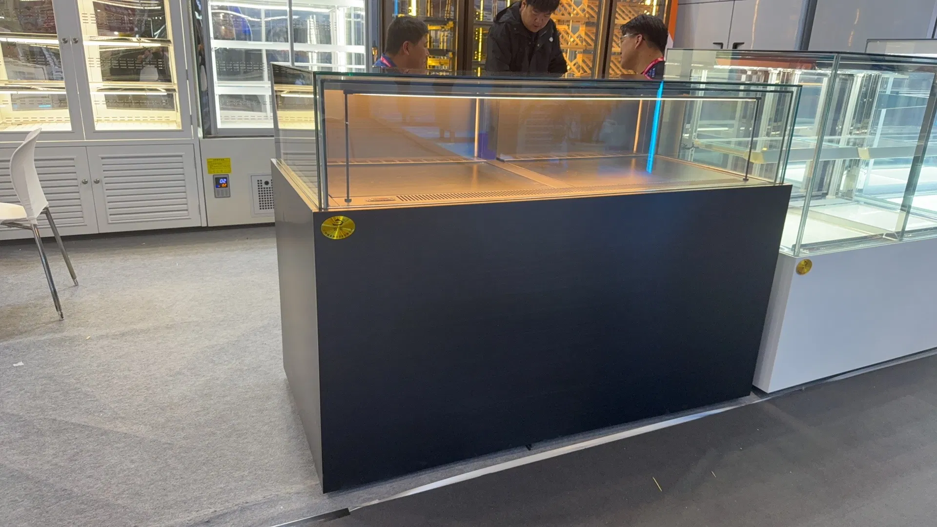 Corner Cake Display Cabinet for Elegant Pastry Presentations