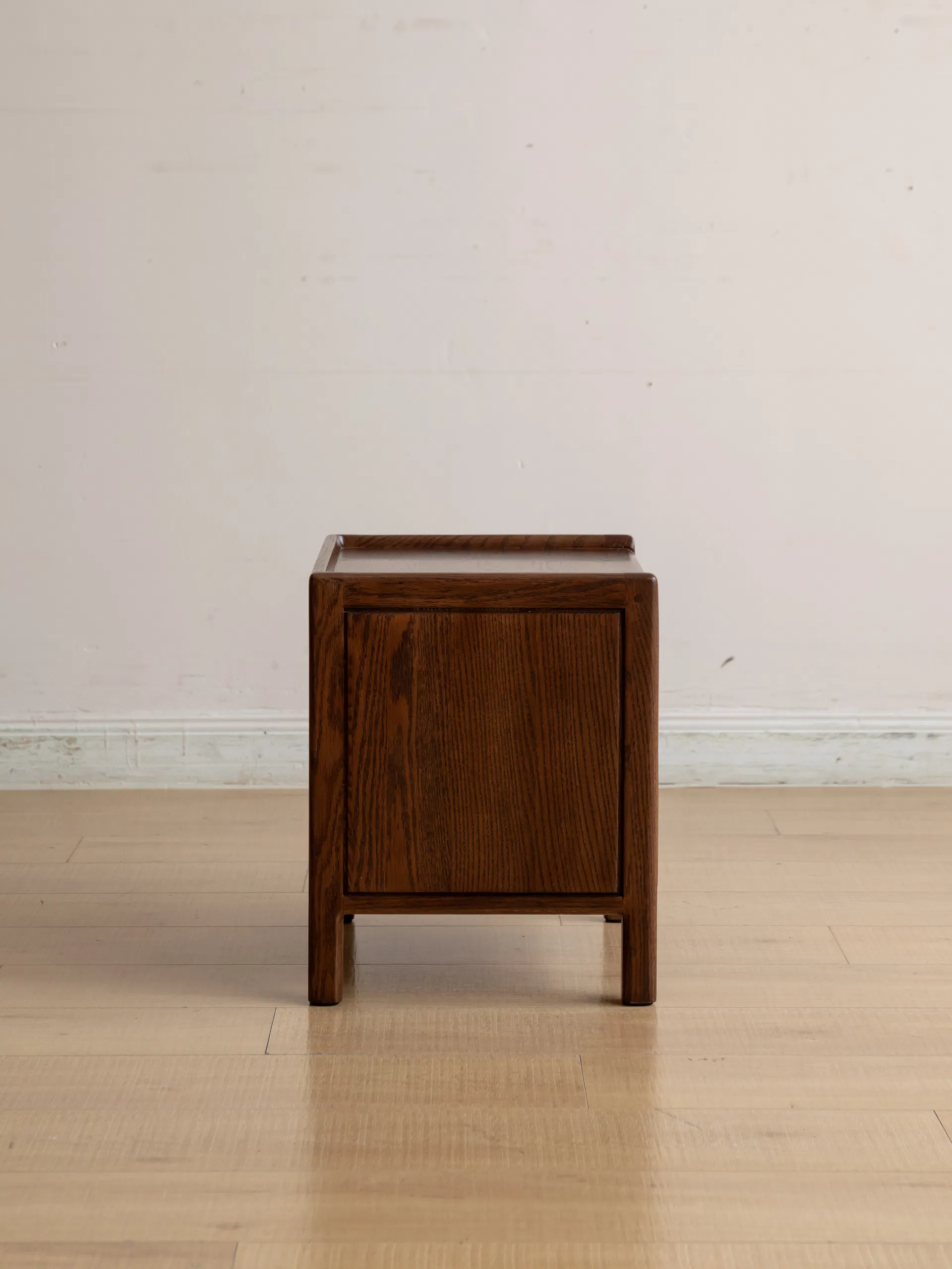 Mesa de cabeceira contemporânea chique em madeira de carvalho vermelho sólido para o quarto - Vista 2