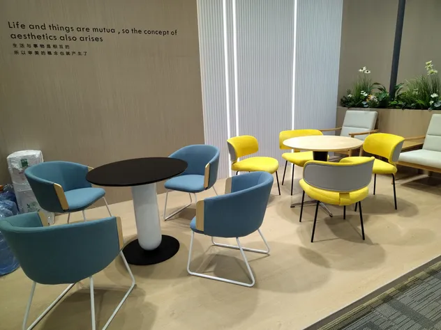 Conjunto de Mesas de Café Laterais Redondas de Mármore Artificial de Luxo para Sala de Estar, com Estrutura de Aço Inoxidável em Ouro Titânio, Mesas de Café Circulares e Brancas em Camadas