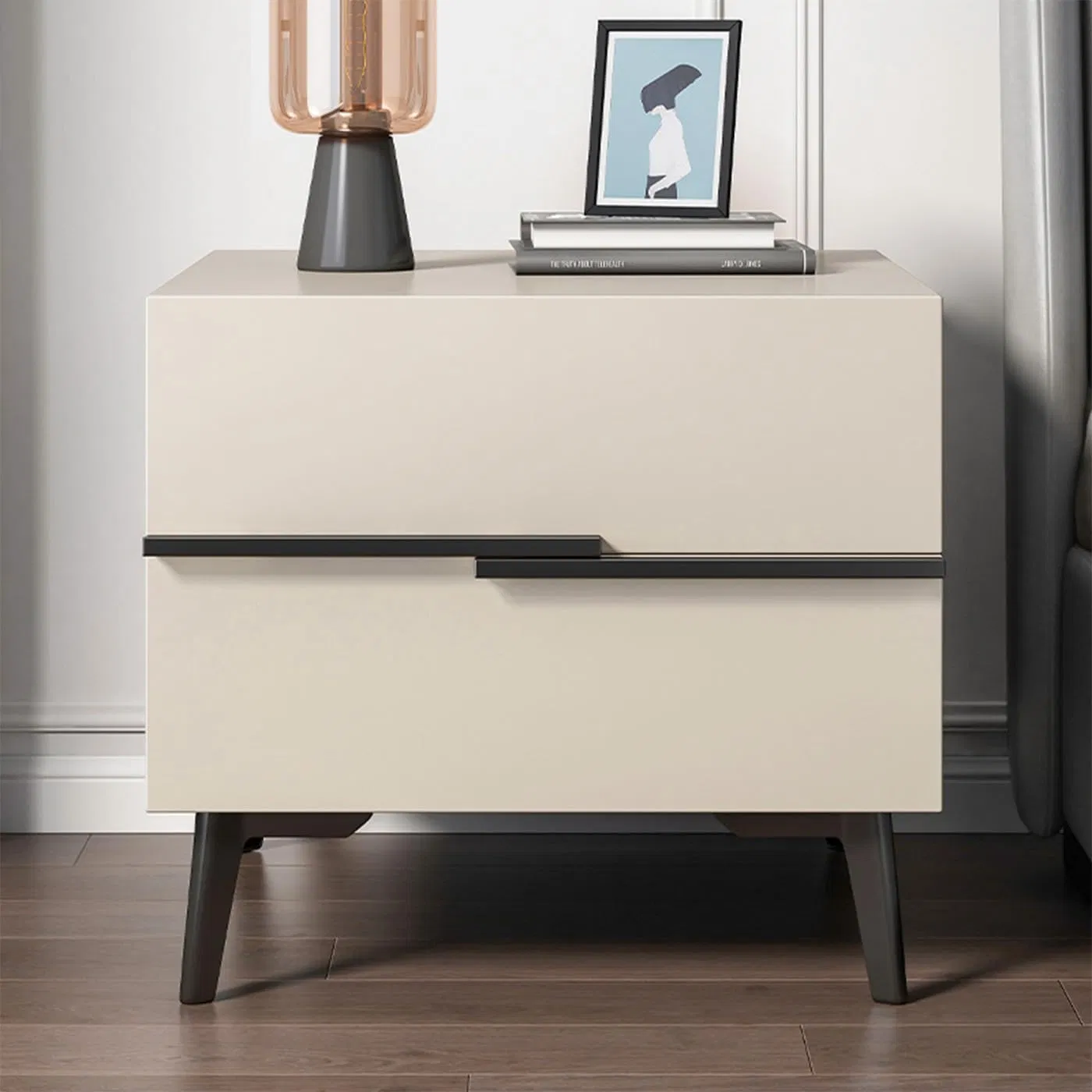 Mesa de cabeceira moderna e minimalista com puxadores elegantes e pernas afinadas para armazenamento eficiente