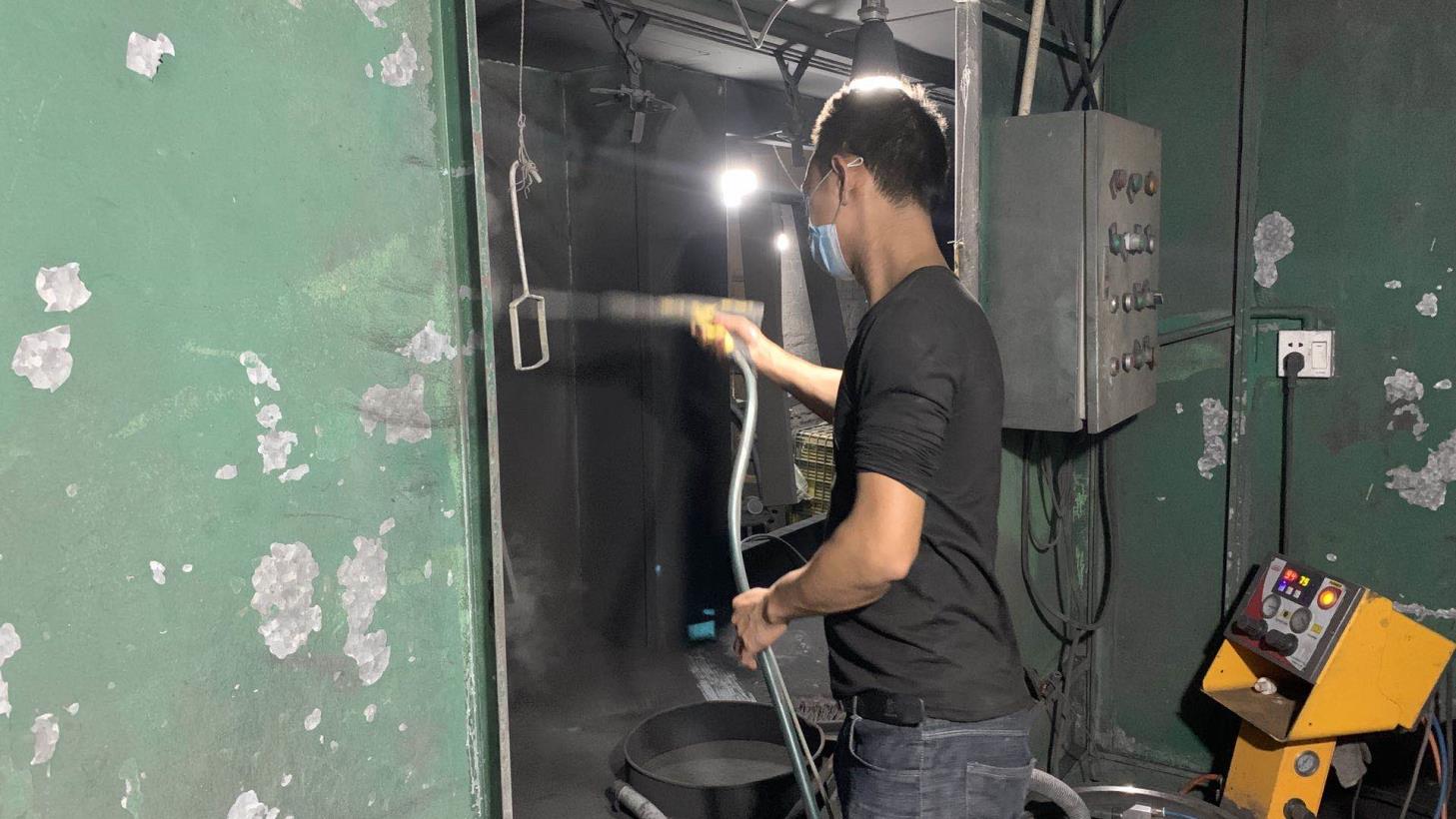 Pintura e revestimento por pulverização de móveis — Jaysnu House