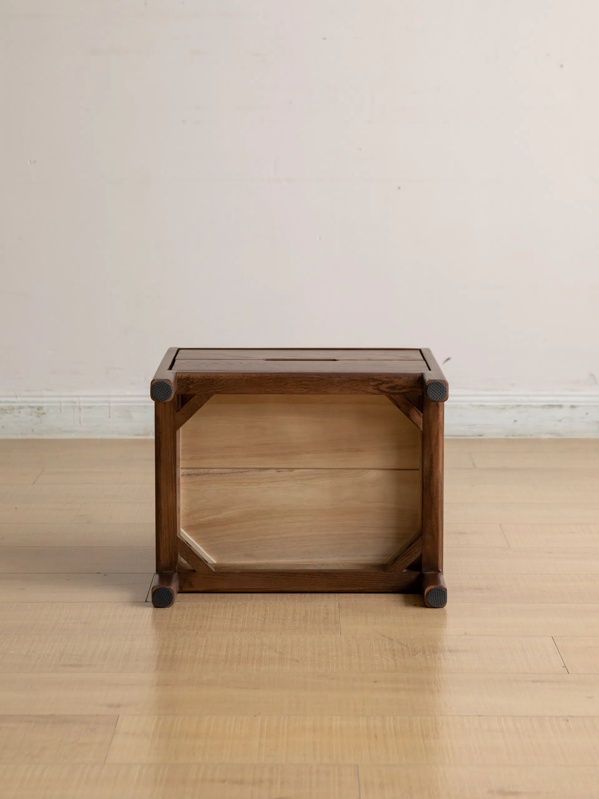 Mesa de cabeceira contemporânea chique em madeira de carvalho vermelho sólido para o quarto - Vista 5