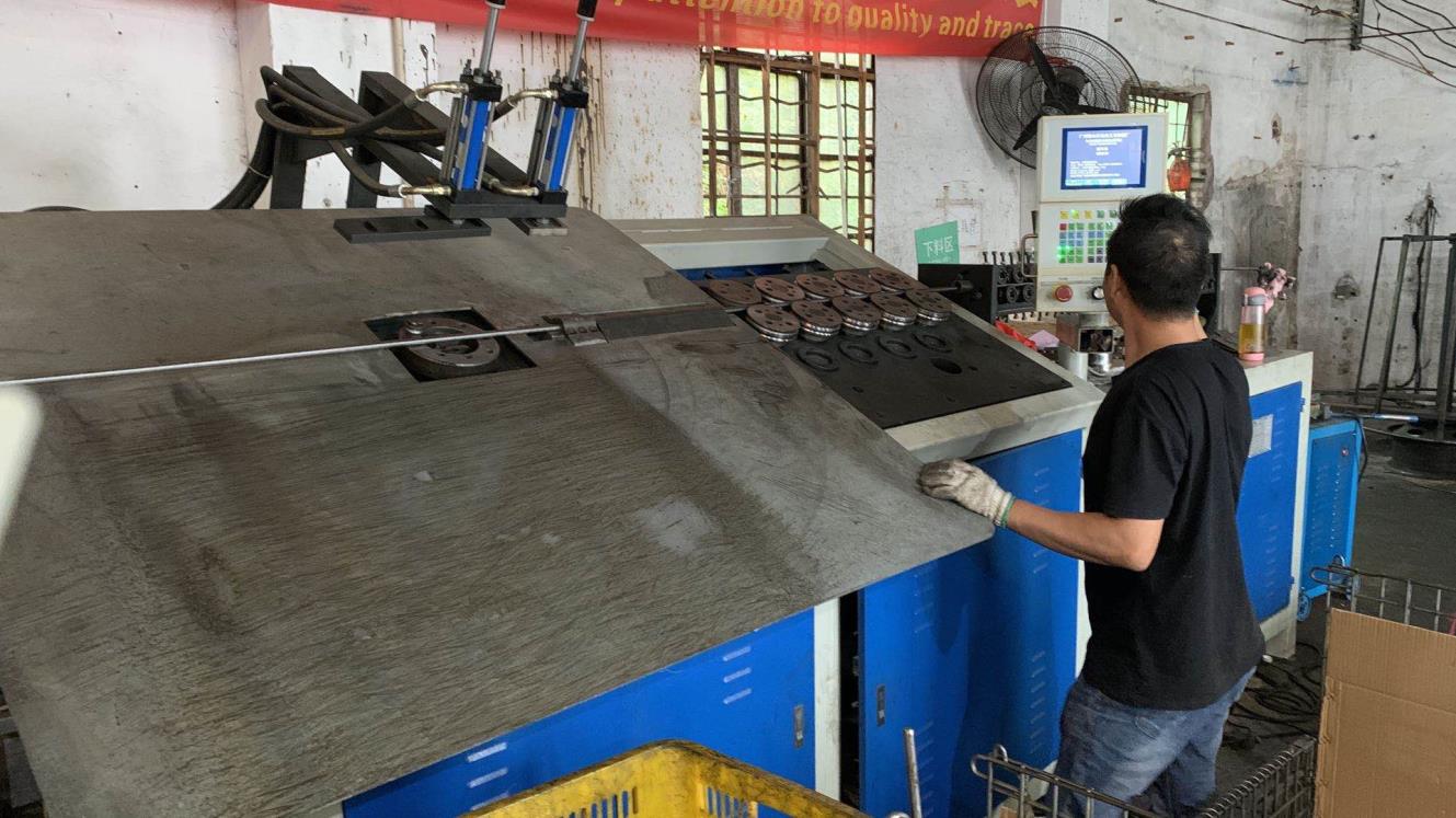 Processo de corte de materiais para fabrico de móveis — Jaysnu House