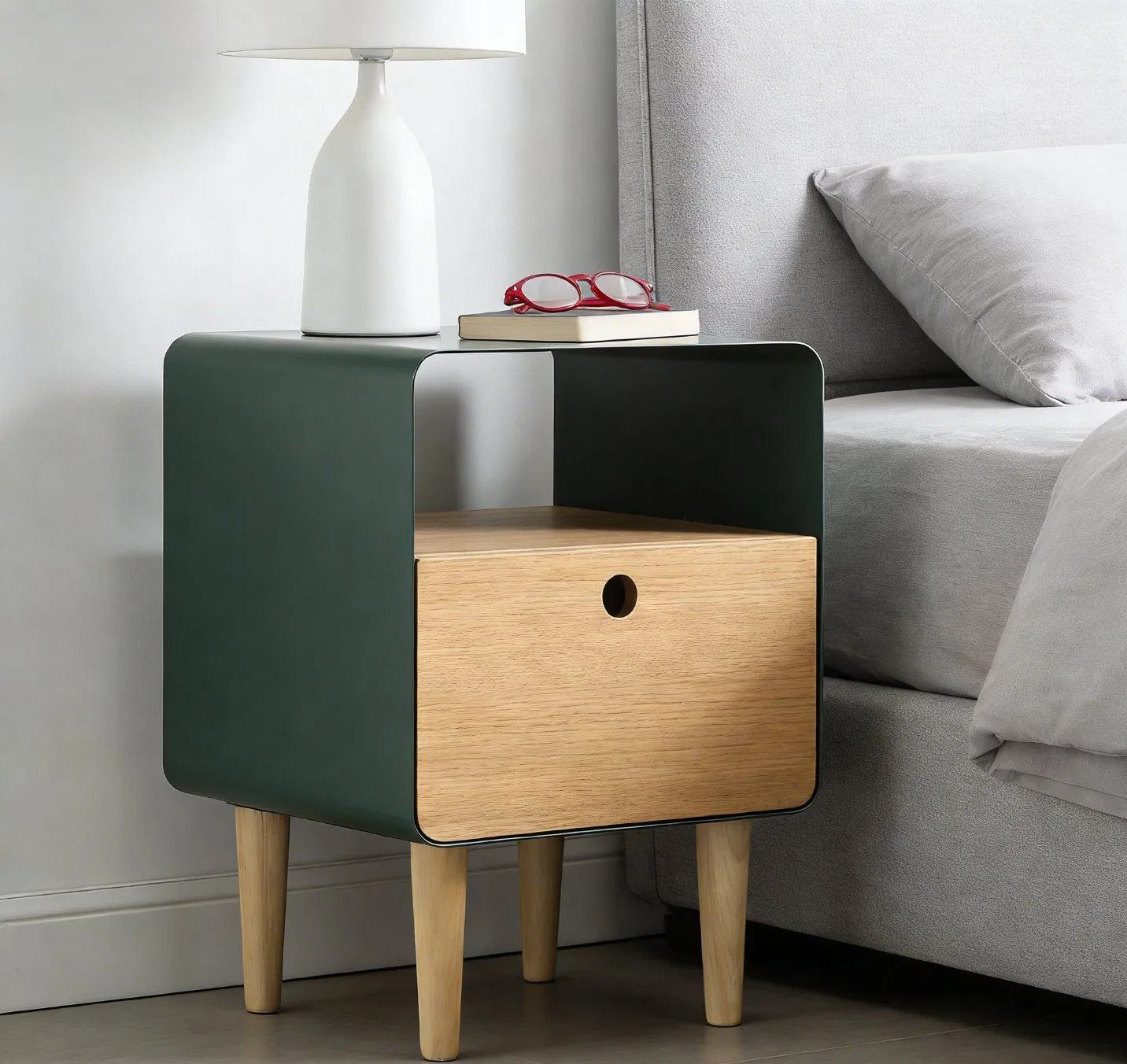 Mesa de cabeceira sólida em madeira nórdica com exterior metálico suave e compartimento para gaveta para sala de estar moderna