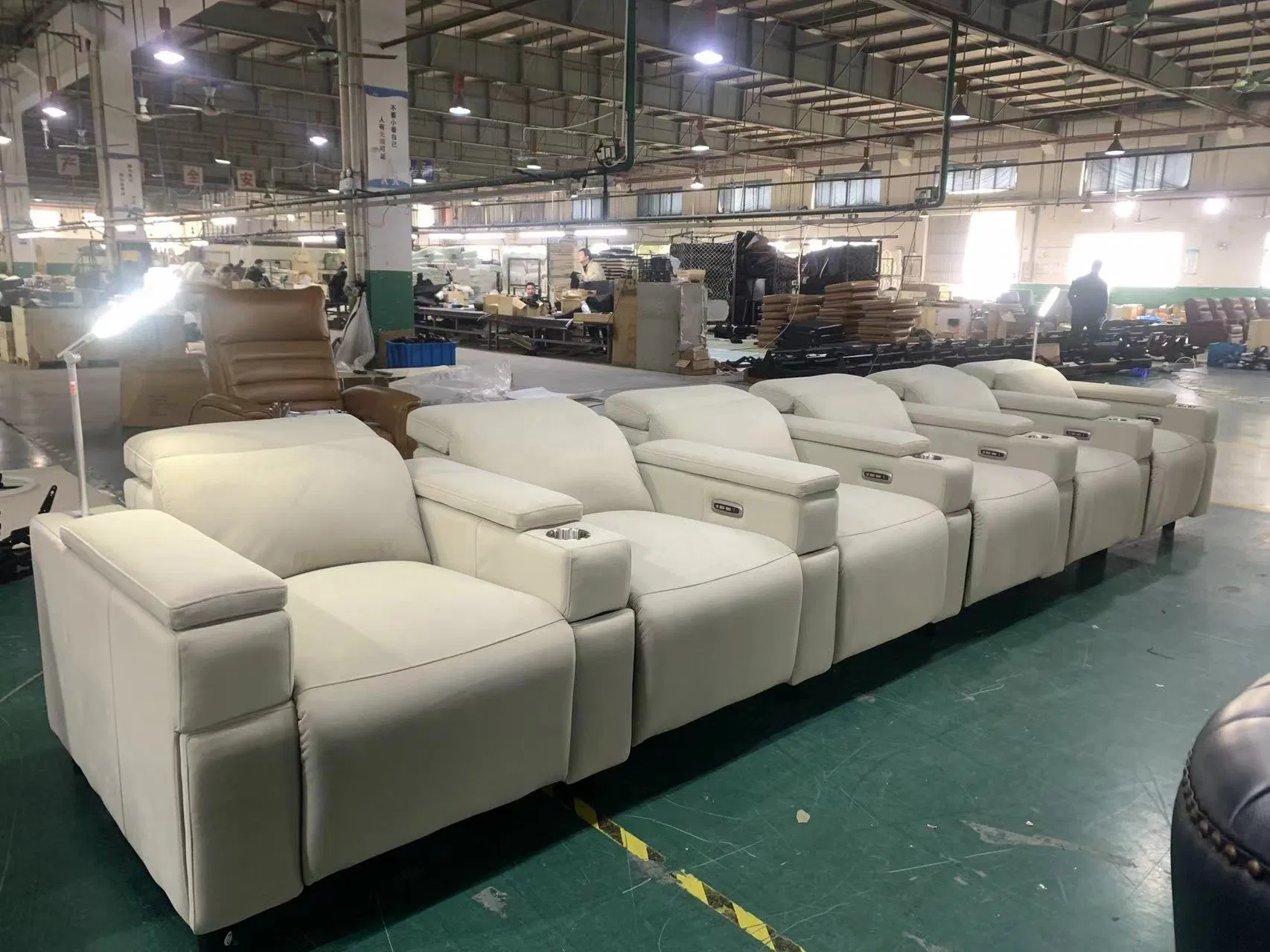 Sofá reclinável de cinema em casa com tecido luxuoso para conforto absoluto