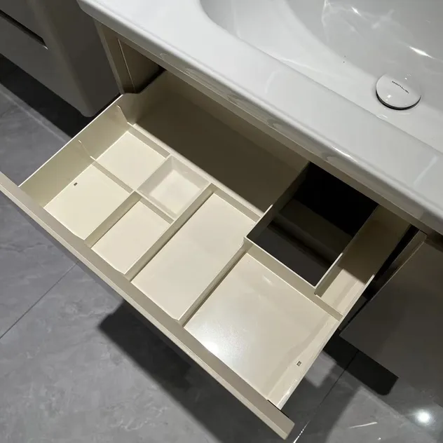 Detalhe do armário com espelho e tomada integrada