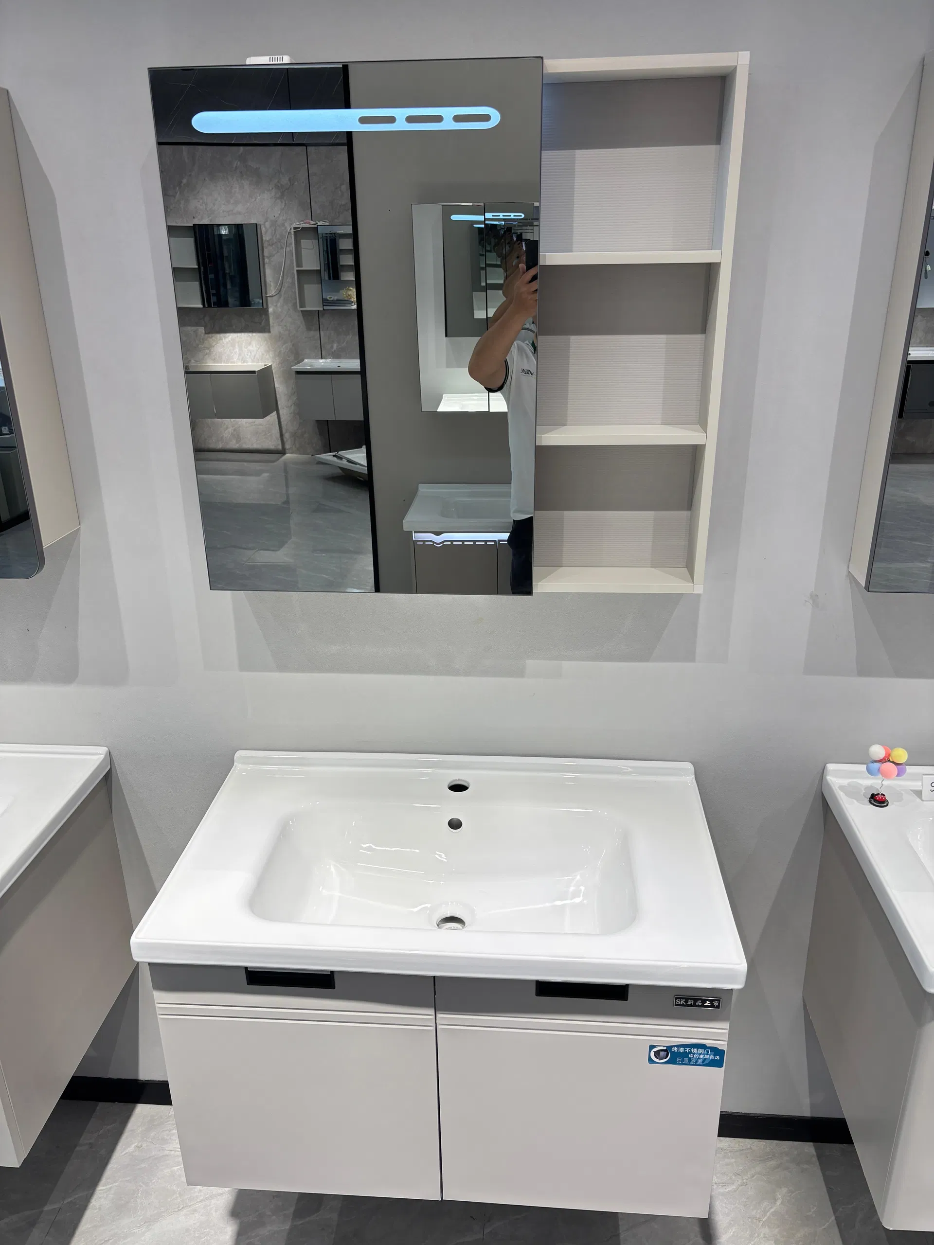 Conjunto de Gabinete de Banheiro Moderno com Pia Única Montado na Parede Vanities Home 3