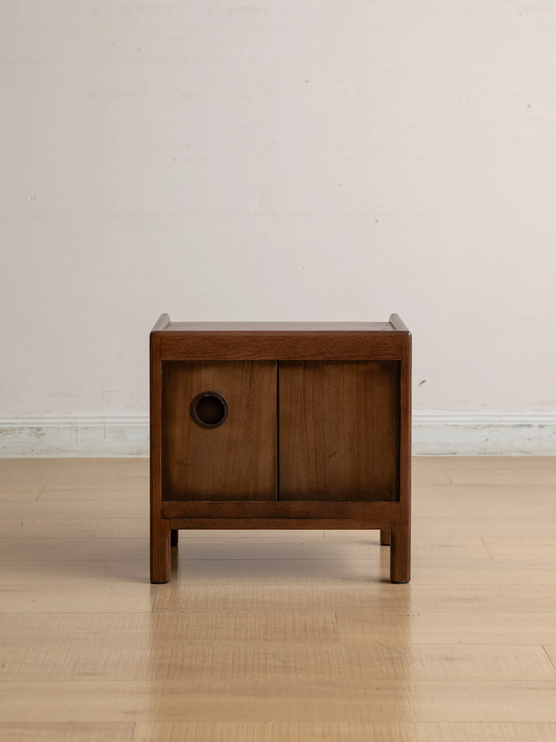 Mesa de cabeceira contemporânea chique em madeira de carvalho vermelho sólido para o quarto - Vista 3