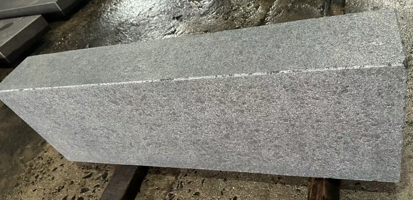 Natural stone flamed/brushed black Basalt Kerb Stones for exterior/outdoor Garden/Landscape/Square/walkway/driveway
