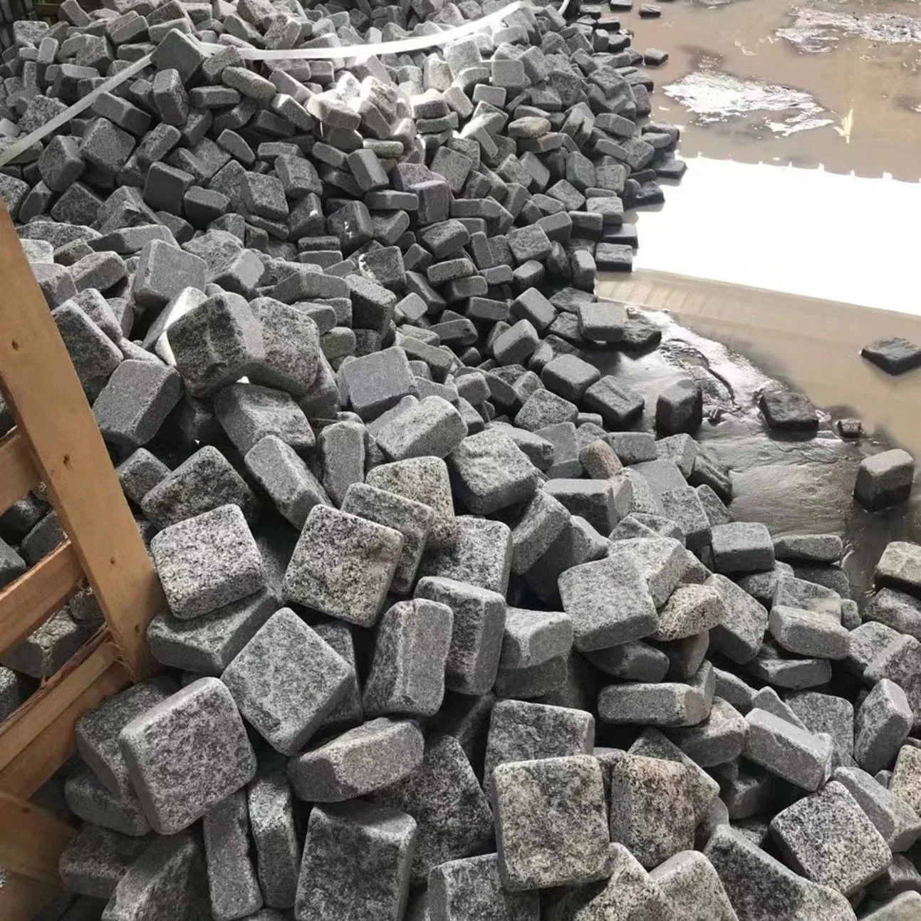 Good Price Factory Cube Stone China G654 Granite Split Surface Dark Grey Cobblestone Pavers