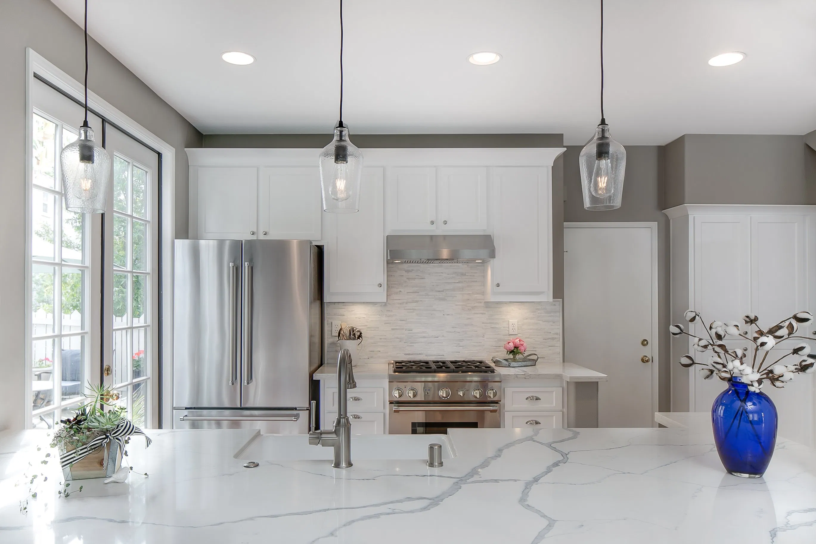 Calacatta White Quartz Stone Slabs/Engineered Stone for Countertop/Cut to Size Tiles/Vanity Tops/Background/Flooring/Backsplash