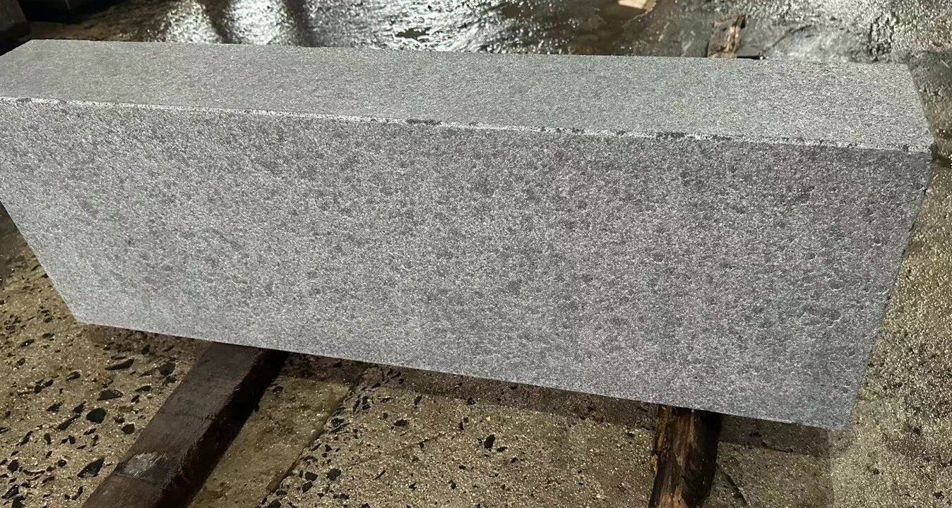 Natural stone flamed/brushed black Basalt Kerb Stones for exterior/outdoor Garden/Landscape/Square/walkway/driveway