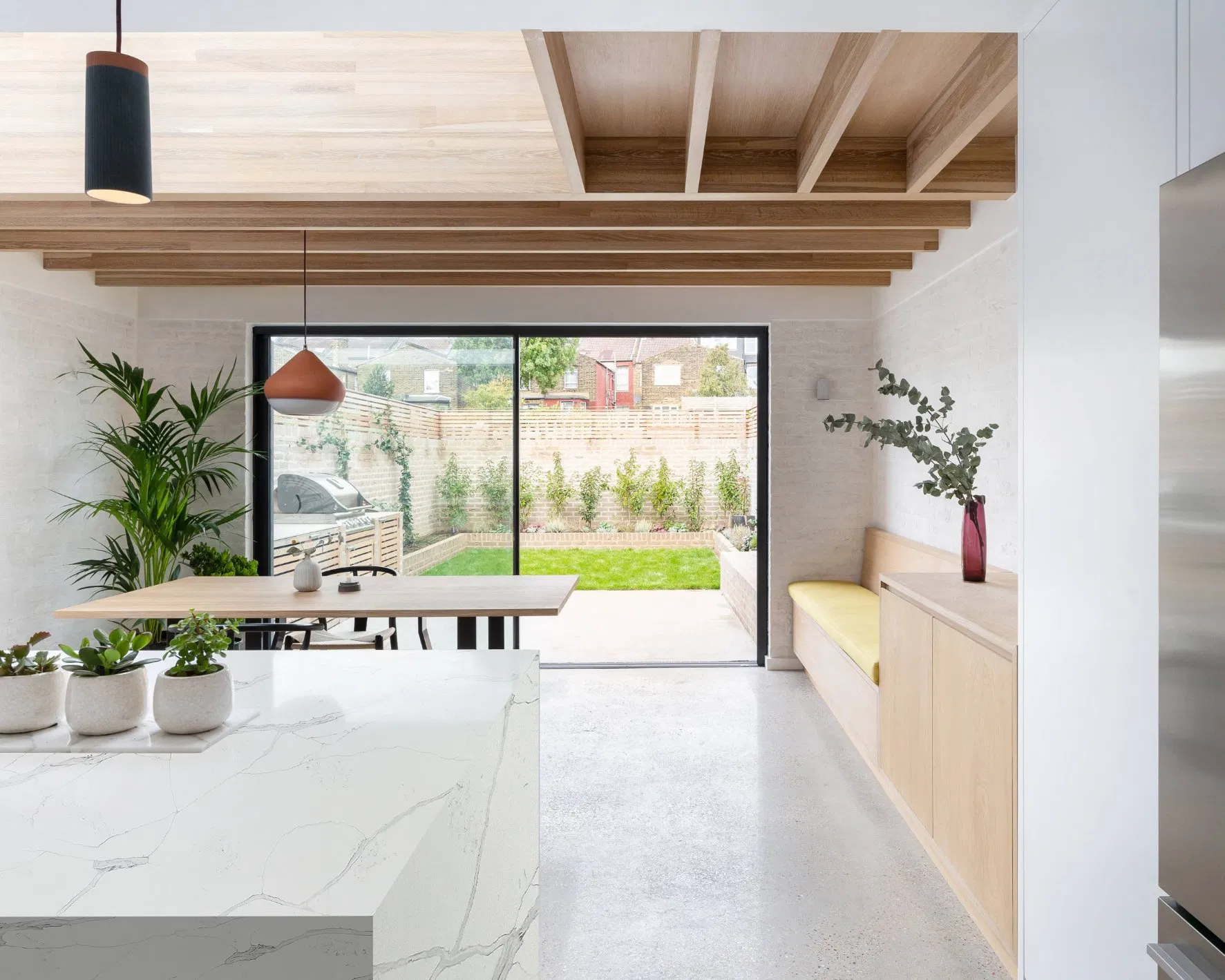 Wholesale Price Engineered Calacatta Quartz Stone for Countertop Wall Floor Tile Slabs