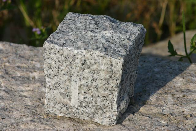 Cheap Chinese Granite Stone Cube Cut to Size Paving Stone for Landscaping