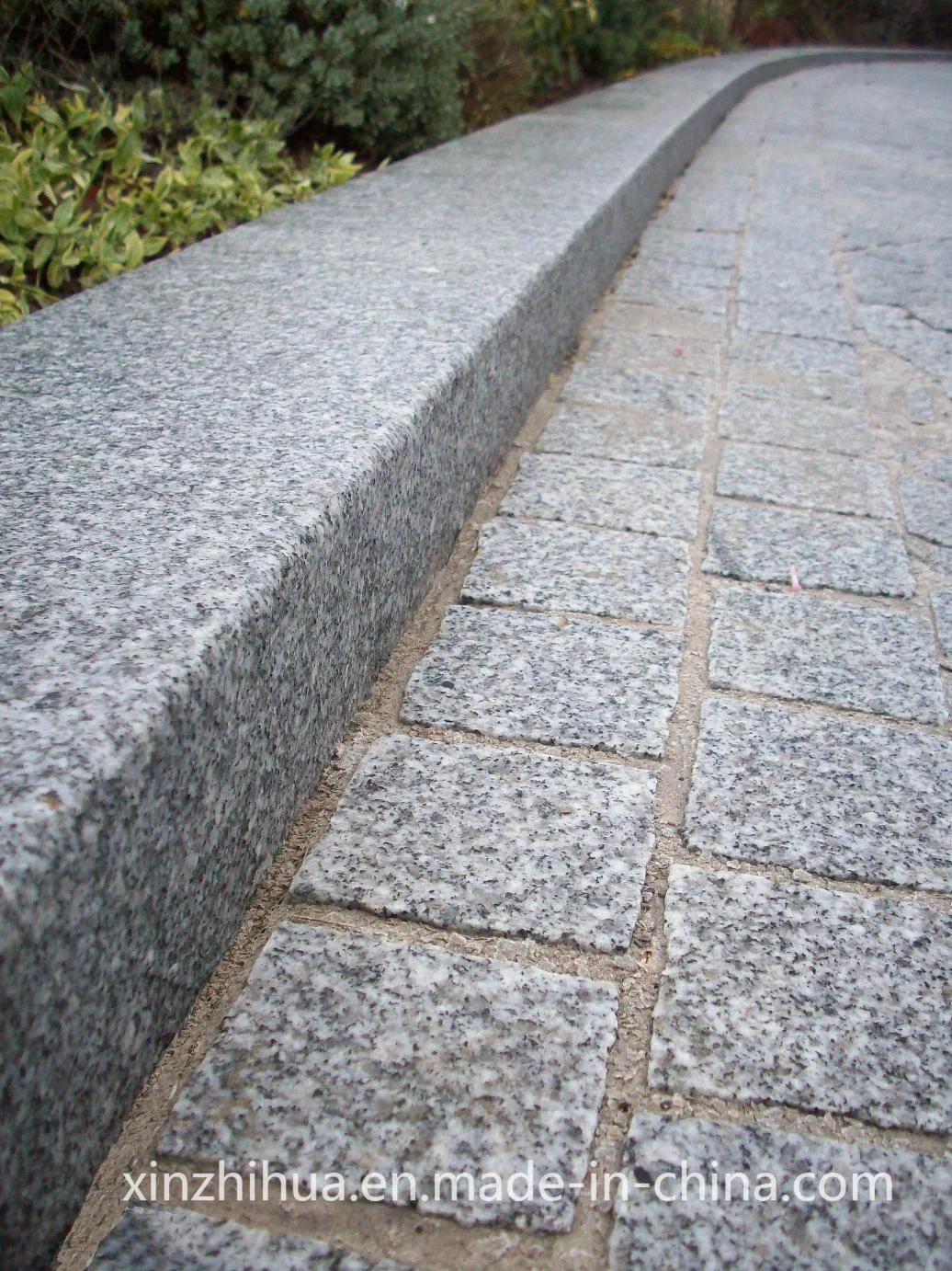 Natural Spit/Saw Cut/Bush Hammered/Customize Size Granite Kerb/Paving/Cube/Cobble Stone for Landscaping/Paving/Parking/Driveway