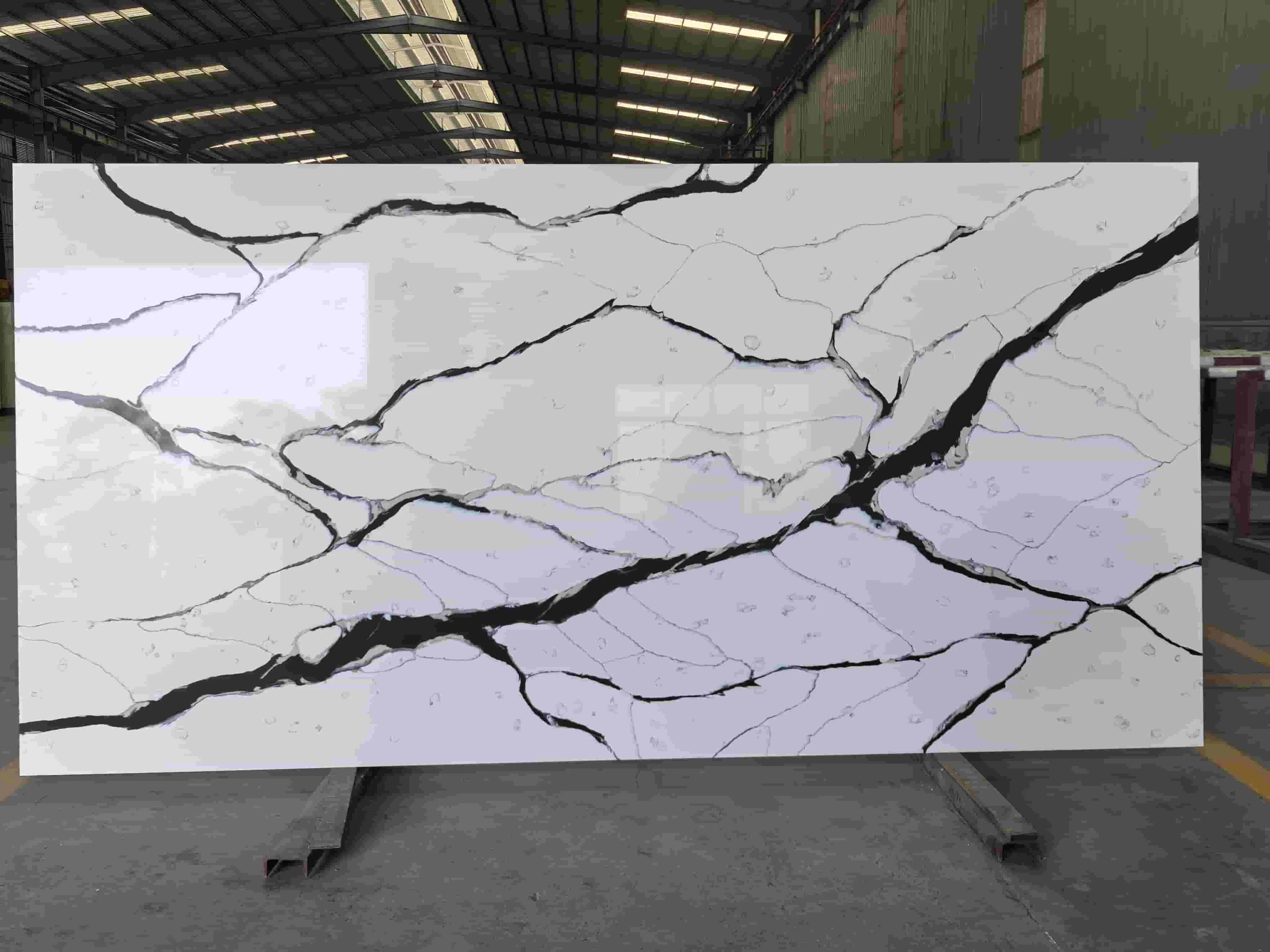 Wholesale Price Engineered Calacatta Quartz Stone for Countertop Wall Floor Tile Slabs