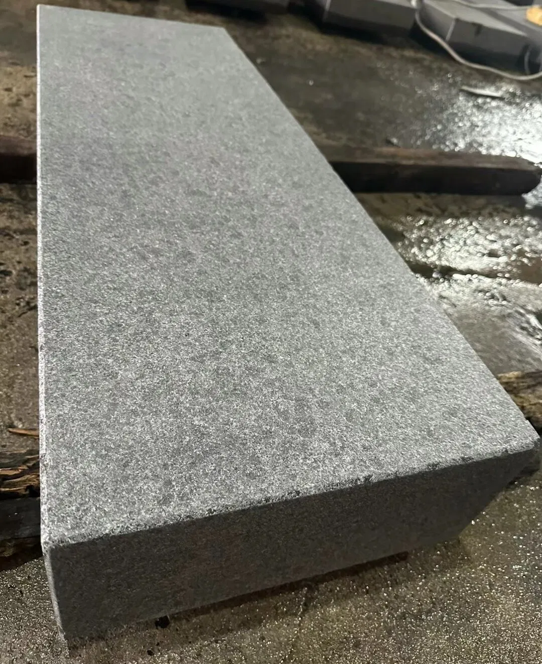 Natural stone flamed/brushed black Basalt Kerb Stones for exterior/outdoor Garden/Landscape/Square/walkway/driveway