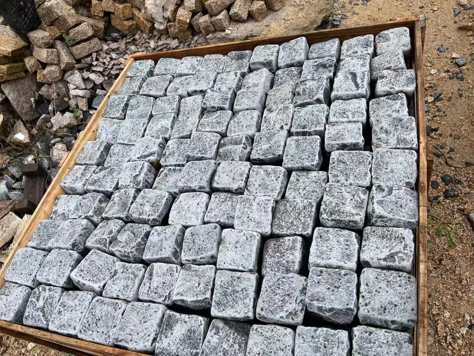 China Cheap Wholesale Price 10X10cm Natural Split Zhangpu Black Basalt Cobblestone Pavers