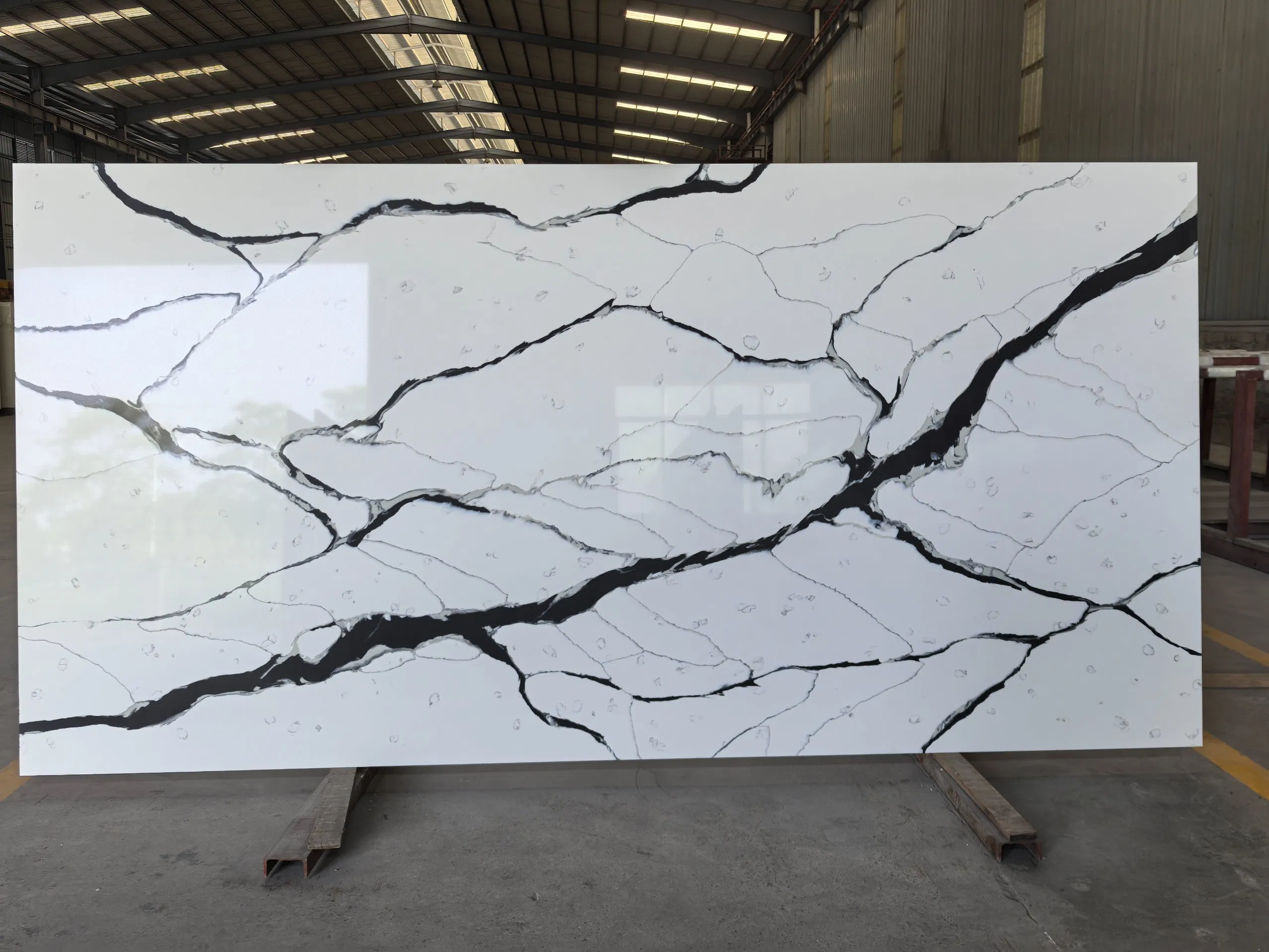 Wholesale Price Engineered Calacatta Quartz Stone for Countertop Wall Floor Tile Slabs