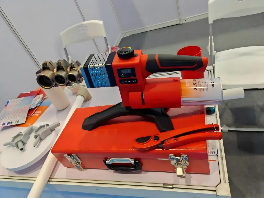 Cordless gas-powered PPR pipe welding machine for remote plumbing installation