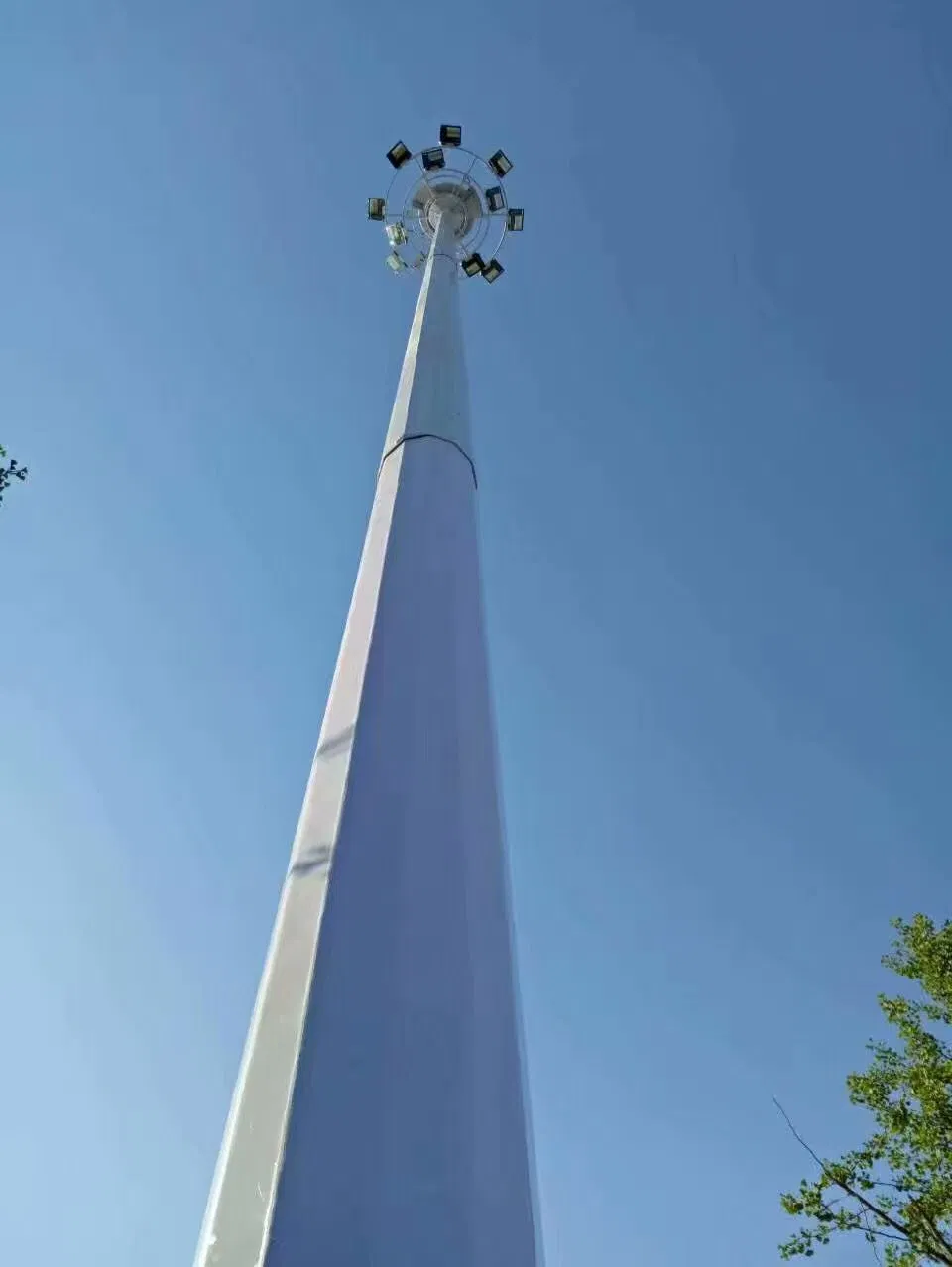 Estructura e instalación de poste de iluminación de mástil alto
