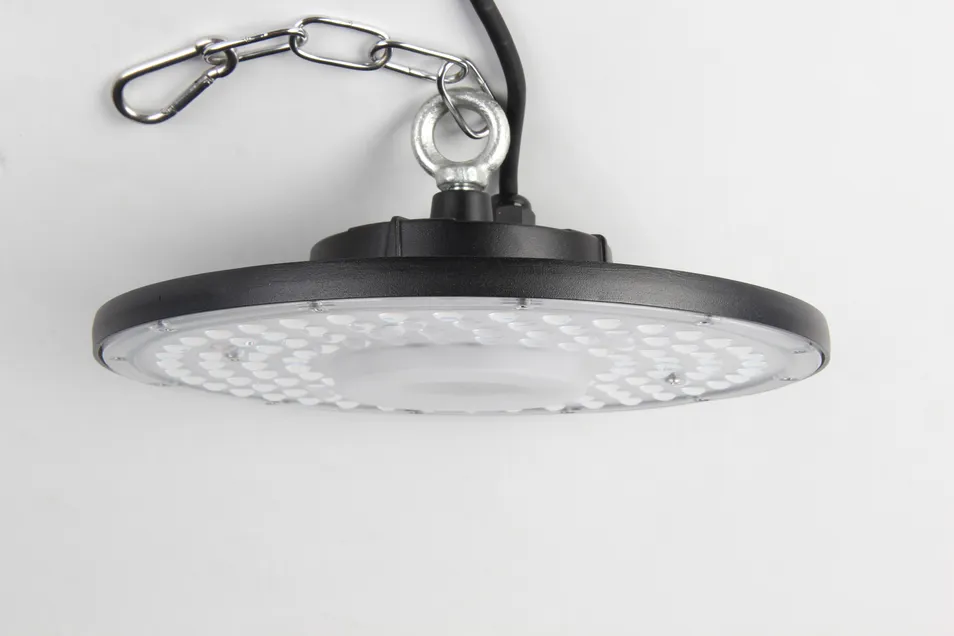 Luz LED UFO de alta bahía 100W-240W Iluminación exterior duradera con IP65 clasificación ideal para garaje, planta, taller y espacios comerciales