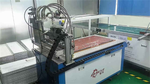 Línea de ensamblaje automático de campanas LED industriales de alto flujo lumínico