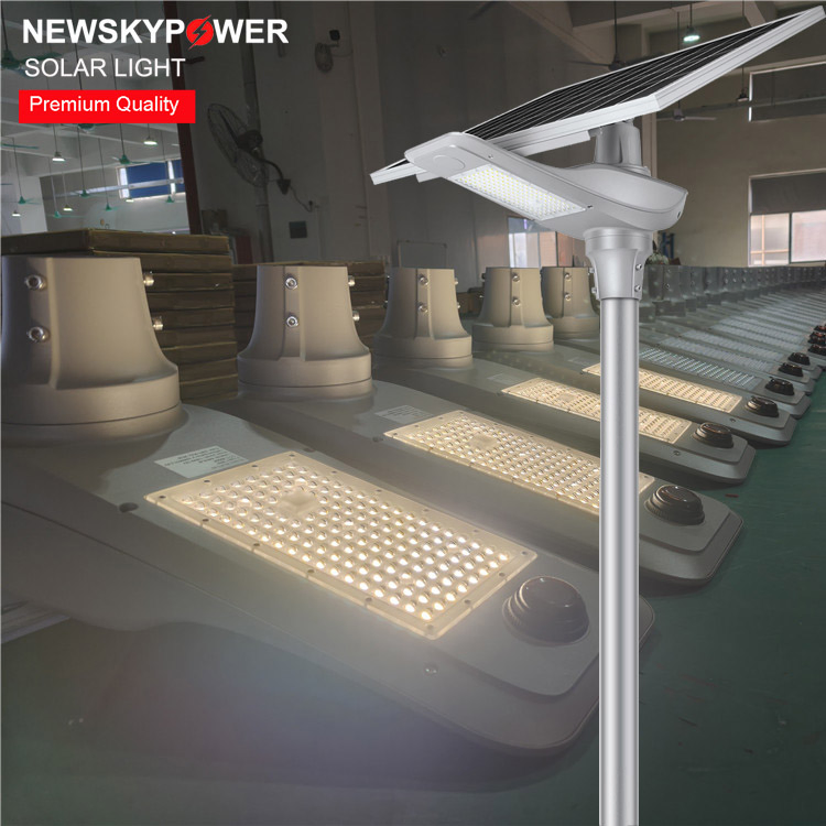 Lámpara de calle LED solar de alta resistencia semi integrada para exteriores 80W