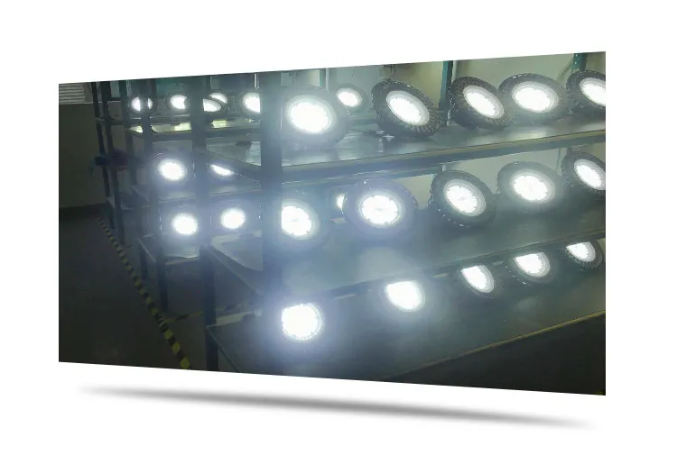 Precio de fábrica al por mayor Iluminación comercial e industrial Luz de dosel 100W 150W 200W Luz LED inteligente de alta bahía tipo UFO