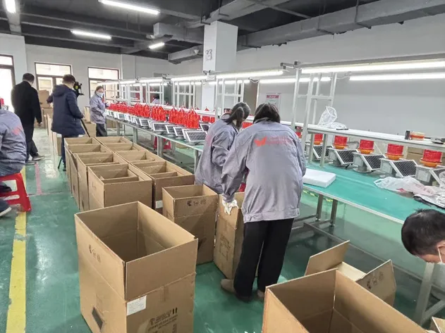 Luces de obstrucción de aviación LED solares industriales alimentadas por energía solar gratuita