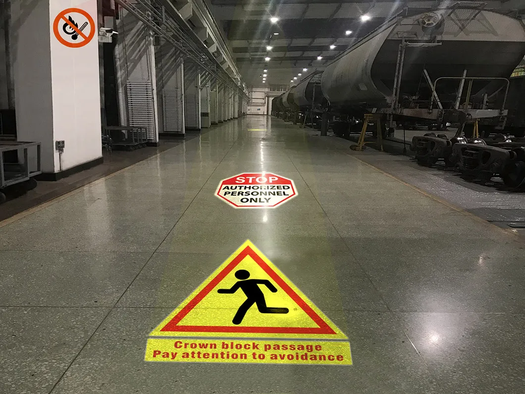 Instalación del soporte base del proyector de señalización virtual industrial LED 250W