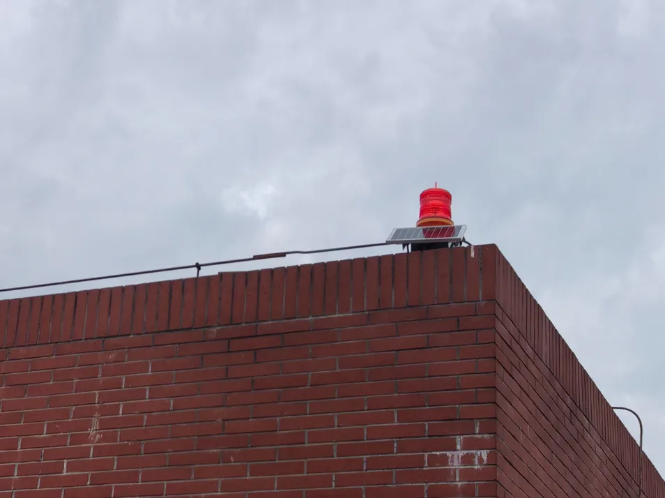 Luces de obstrucción de aviación LED solares industriales alimentadas por energía solar gratuita
